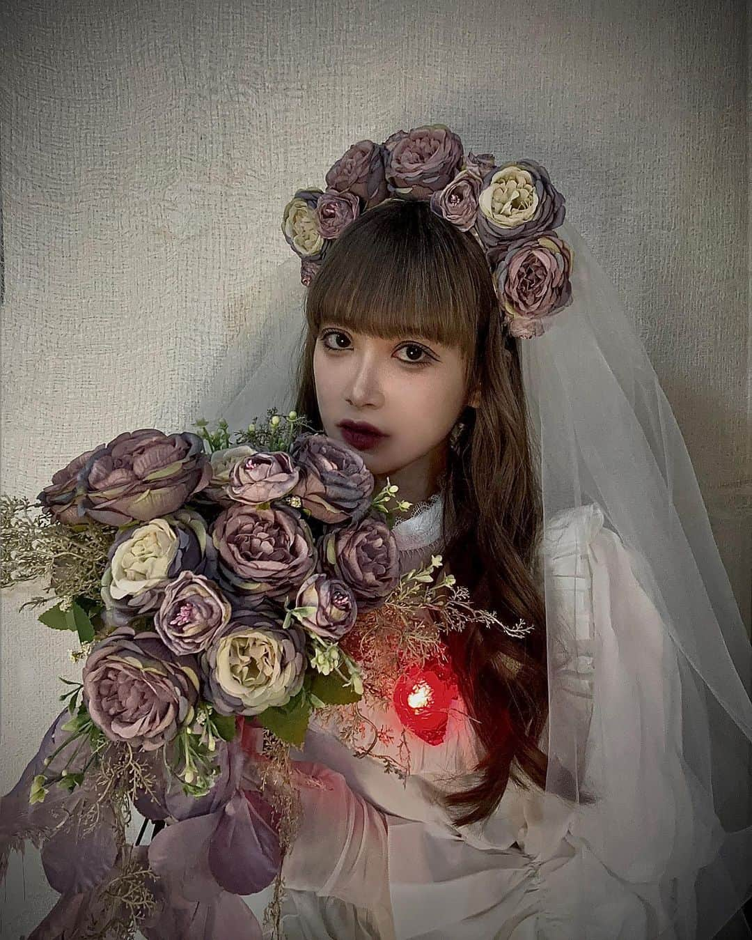 里吉うたのさんのインスタグラム写真 - (里吉うたのInstagram)「. ♥  🕸🎃Happy Halloween!!!!!!!!!👻✝️  今年も大好きなハロウィーンがきたよ〜！！！！  今年は東京ディズニーランド『ホーンテッドマンション』の屋根裏部屋の花嫁ゴーストちゃん！！🩶  (スプブの花嫁ダンサーさんではないわよ…！)  ちょっと前からコツコツ準備してたのでやっと載せられて嬉しい🥹  光る心臓とブーケ･花冠は手作り！ 心臓の着色とかブーケのシルエットとかめちゃくちゃこだわった👏❤️‍🔥  皆さま素敵なハロウィーンをお過ごしください〜🦇  トリックオアトリート！🧡💜🩶  #beyooooonds #ハロプロ  #里吉うたの #うーたん  #うーすたぐらむ #うーめいく  #ハロウィーン #ハロウィン #halloween #仮装 #東京ディズニーランド  #ホーンテッドマンション #hauntedmansion #花嫁ゴースト  #trickortreat #👻  ♥  (私からはコメント見えてます！なんのバグなのかしら…💦)」10月31日 16時18分 - utano_satoyoshi.official