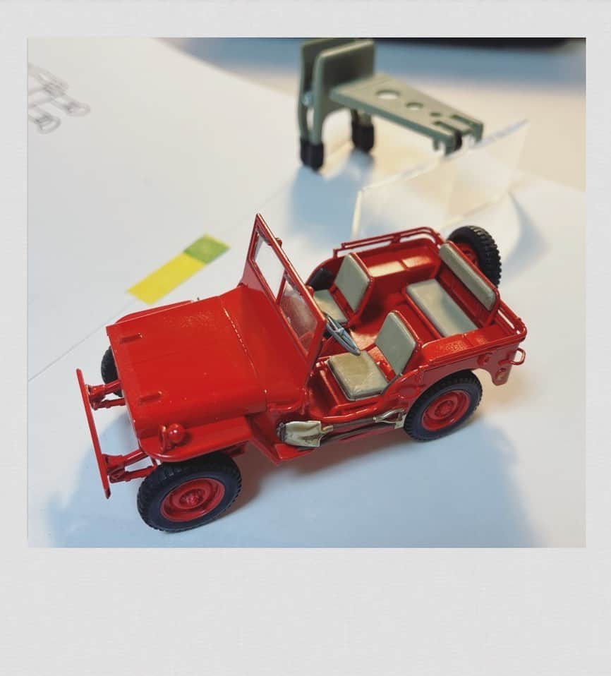 かせきさいだぁのインスタグラム：「以前作ったタミヤ1/35ジープの、ハンドルが取れていたので仕事中に補修❤️ルーペ（眼鏡に付けるタイプを愛用）が無いと、マジ無理〜でもプラモ超カワイイ‼︎」