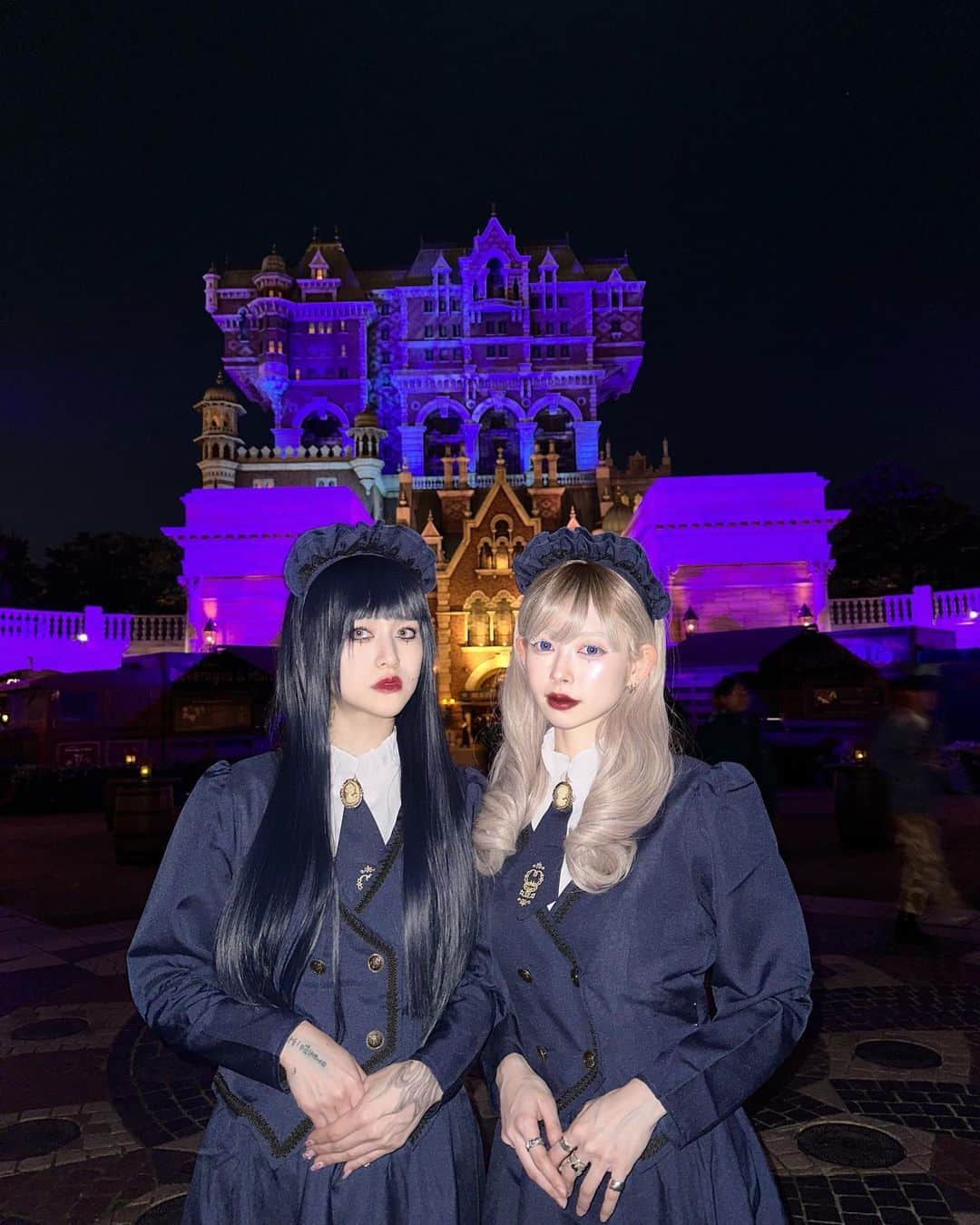 南向いずみさんのインスタグラム写真 - (南向いずみInstagram)「＿＿＿皆さんこんばんは。ニューヨーク市保存協会が主催する、タワーオブテラーのツアーへようこそ。 ここ、ホテルハイタワーにある貴重なコレクションは全て、このホテルの創立者、大富豪で探検家のハリソンハイタワー3世が集めたものです＿＿＿  #タワーオブテラー #タワテラ #タワテラバウンド #towerofterror #gothicfashion #gothgirl #gothic #gothicstyle #gothicfashion #gothicmakeup #dハロ #dハロ仮装 #dハロ仮装2023 #dハロ2023 #ホテルメイド #ディズニーシー #ディズニーコーデ #ディズニー仮装 #メイド #メイド服 #ディズニーハロウィン #maidcosplay」10月31日 21時00分 - itsme_izumi