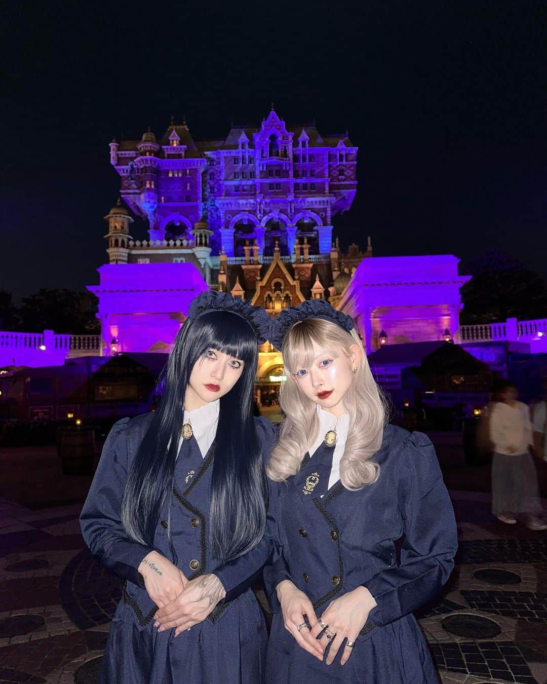 南向いずみさんのインスタグラム写真 - (南向いずみInstagram)「＿＿＿皆さんこんばんは。ニューヨーク市保存協会が主催する、タワーオブテラーのツアーへようこそ。 ここ、ホテルハイタワーにある貴重なコレクションは全て、このホテルの創立者、大富豪で探検家のハリソンハイタワー3世が集めたものです＿＿＿  #タワーオブテラー #タワテラ #タワテラバウンド #towerofterror #gothicfashion #gothgirl #gothic #gothicstyle #gothicfashion #gothicmakeup #dハロ #dハロ仮装 #dハロ仮装2023 #dハロ2023 #ホテルメイド #ディズニーシー #ディズニーコーデ #ディズニー仮装 #メイド #メイド服 #ディズニーハロウィン #maidcosplay」10月31日 21時00分 - itsme_izumi