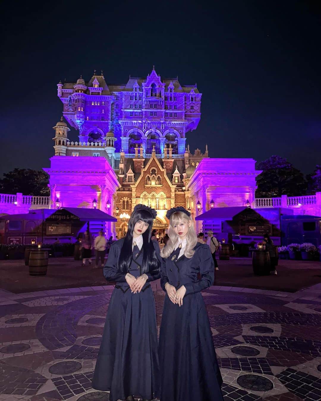南向いずみさんのインスタグラム写真 - (南向いずみInstagram)「＿＿＿皆さんこんばんは。ニューヨーク市保存協会が主催する、タワーオブテラーのツアーへようこそ。 ここ、ホテルハイタワーにある貴重なコレクションは全て、このホテルの創立者、大富豪で探検家のハリソンハイタワー3世が集めたものです＿＿＿  #タワーオブテラー #タワテラ #タワテラバウンド #towerofterror #gothicfashion #gothgirl #gothic #gothicstyle #gothicfashion #gothicmakeup #dハロ #dハロ仮装 #dハロ仮装2023 #dハロ2023 #ホテルメイド #ディズニーシー #ディズニーコーデ #ディズニー仮装 #メイド #メイド服 #ディズニーハロウィン #maidcosplay」10月31日 21時00分 - itsme_izumi