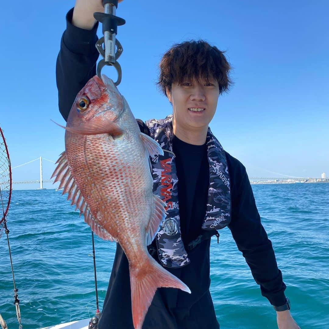 伊賀愛優菜さんのインスタグラム写真 - (伊賀愛優菜Instagram)「【 ANGLERS × なかむ～さん ×あゆちぃ 】 SEAPARADISEで アングラーズマイスターのなかむ～さんと私で ジギング初心者講習会🔰でした！✨️  8.9割の方がジギング初めてです！という方 でしたがほぼ全員に魚釣って頂けました！🐟  青物は潮が早くて少し難しかったですが 鰤も混じり、盛り上がりました！💮👏 いい思い出になりました！とのお声も頂きました☺️‎🤍  ちなみに私はと言うと 先生と言いながら基本的なことを教えたり FGノット組んだりお祭り解いたり等サポートしながらも ポイント着いたらしゃくってて 結局ほぼ毎流しジギングしてましたごめんなさい🤣笑  そして、私も1本鰤Get!!💕 潮も早いし体高も良かったし 連日続いての釣行だったのもあり ドラグ出されて、上げてくるまでいつもよりは 時間かかりました😌  皆さんの、1日に釣りを通じて関われて 何より怪我なく楽しんで頂けて 良かったなぁと思いました！🙌🏻 ̖́-‬  ありがとうございました🙇‍♂️」10月31日 16時20分 - ayugram_125