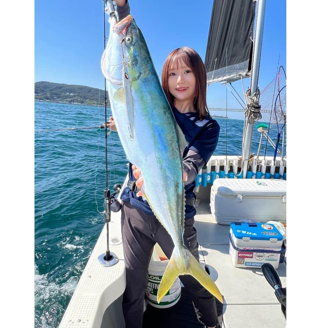 伊賀愛優菜さんのインスタグラム写真 - (伊賀愛優菜Instagram)「【 ANGLERS × なかむ～さん ×あゆちぃ 】 SEAPARADISEで アングラーズマイスターのなかむ～さんと私で ジギング初心者講習会🔰でした！✨️  8.9割の方がジギング初めてです！という方 でしたがほぼ全員に魚釣って頂けました！🐟  青物は潮が早くて少し難しかったですが 鰤も混じり、盛り上がりました！💮👏 いい思い出になりました！とのお声も頂きました☺️‎🤍  ちなみに私はと言うと 先生と言いながら基本的なことを教えたり FGノット組んだりお祭り解いたり等サポートしながらも ポイント着いたらしゃくってて 結局ほぼ毎流しジギングしてましたごめんなさい🤣笑  そして、私も1本鰤Get!!💕 潮も早いし体高も良かったし 連日続いての釣行だったのもあり ドラグ出されて、上げてくるまでいつもよりは 時間かかりました😌  皆さんの、1日に釣りを通じて関われて 何より怪我なく楽しんで頂けて 良かったなぁと思いました！🙌🏻 ̖́-‬  ありがとうございました🙇‍♂️」10月31日 16時20分 - ayugram_125