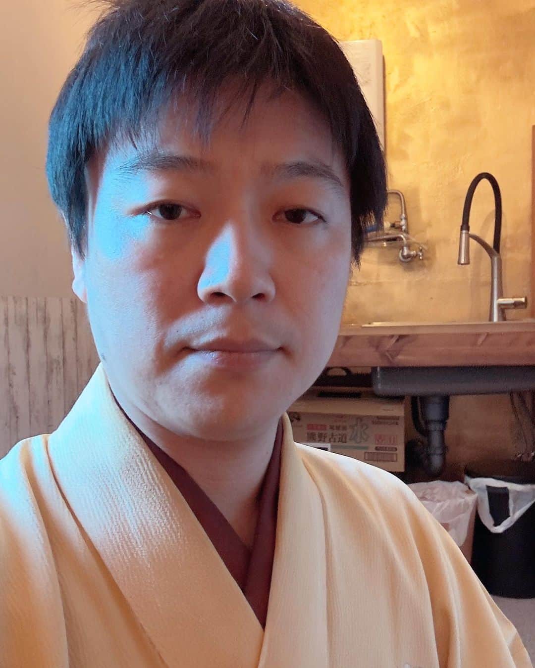 林家愛染のインスタグラム：「新しい落語会場「猫も杓子も」で一席。雰囲気いいねー♫ で、会場名にちなんだわけやないけど怪談猫魔寺やってきました。  らくごとおやつ、これからもよろしくお願いします！  #楽屋ショット #やる前から顔疲れてるね」