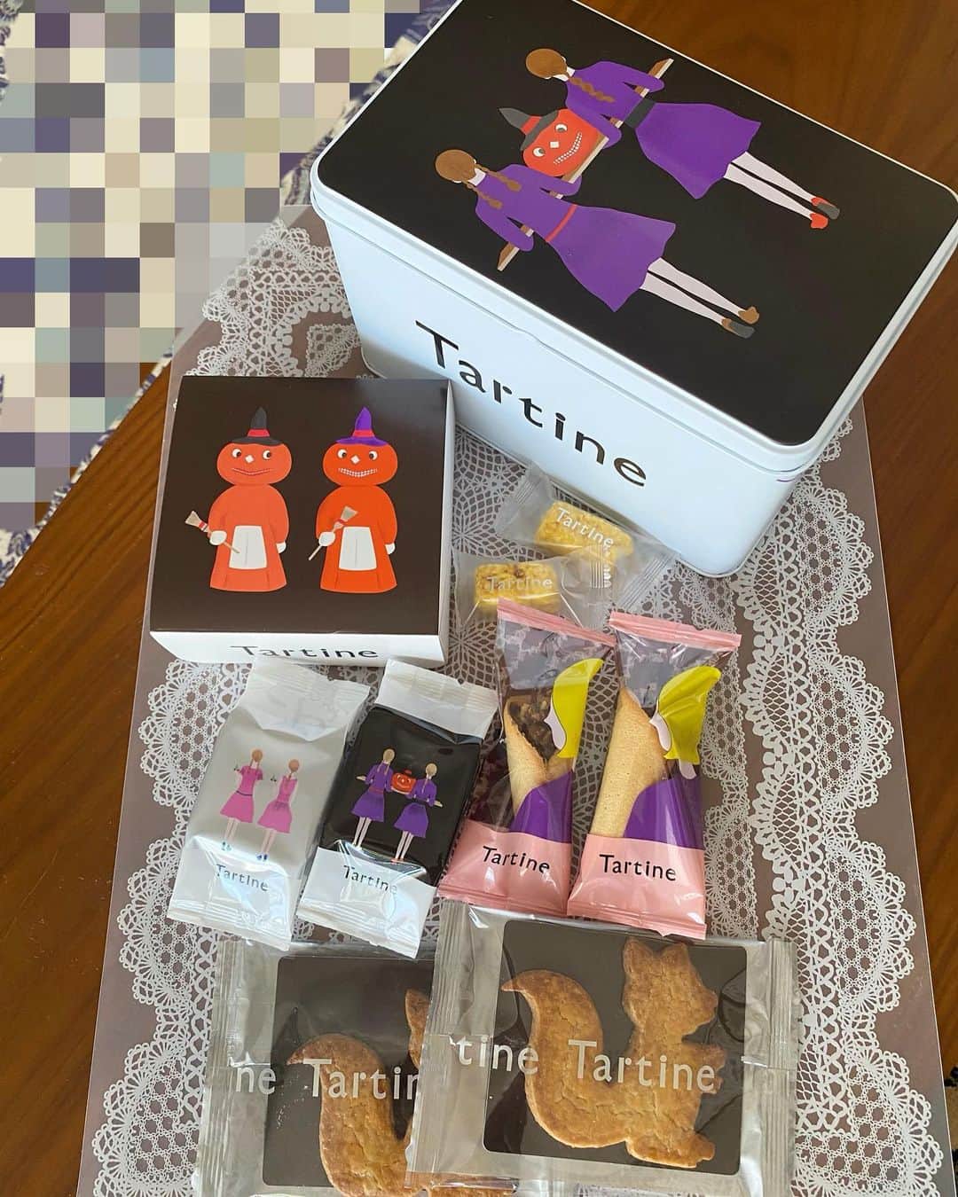 三浦真理子のインスタグラム：「. 先日、大丸福岡に期間限定で出店していた【タルティン】😍 たまに福岡で見かけるけど、いつも可愛い〜😊 . かなり行列でしたww 今回はHalloweenバージョン👻 . 缶も可愛いけどお菓子の味も美味しいから好き❤️ . 東京にいる時から知ってる【タルティン】だけどその頃からも即完売とかだったなぁ😆 . . #tartine #タルティン #plasefollowme #スイーツ好きな人と繋がりたい #缶可愛い #ハロウィンスイーツ #大丸福岡 #期間限定 #美味しいもの巡り #😋 #いいねしてね」