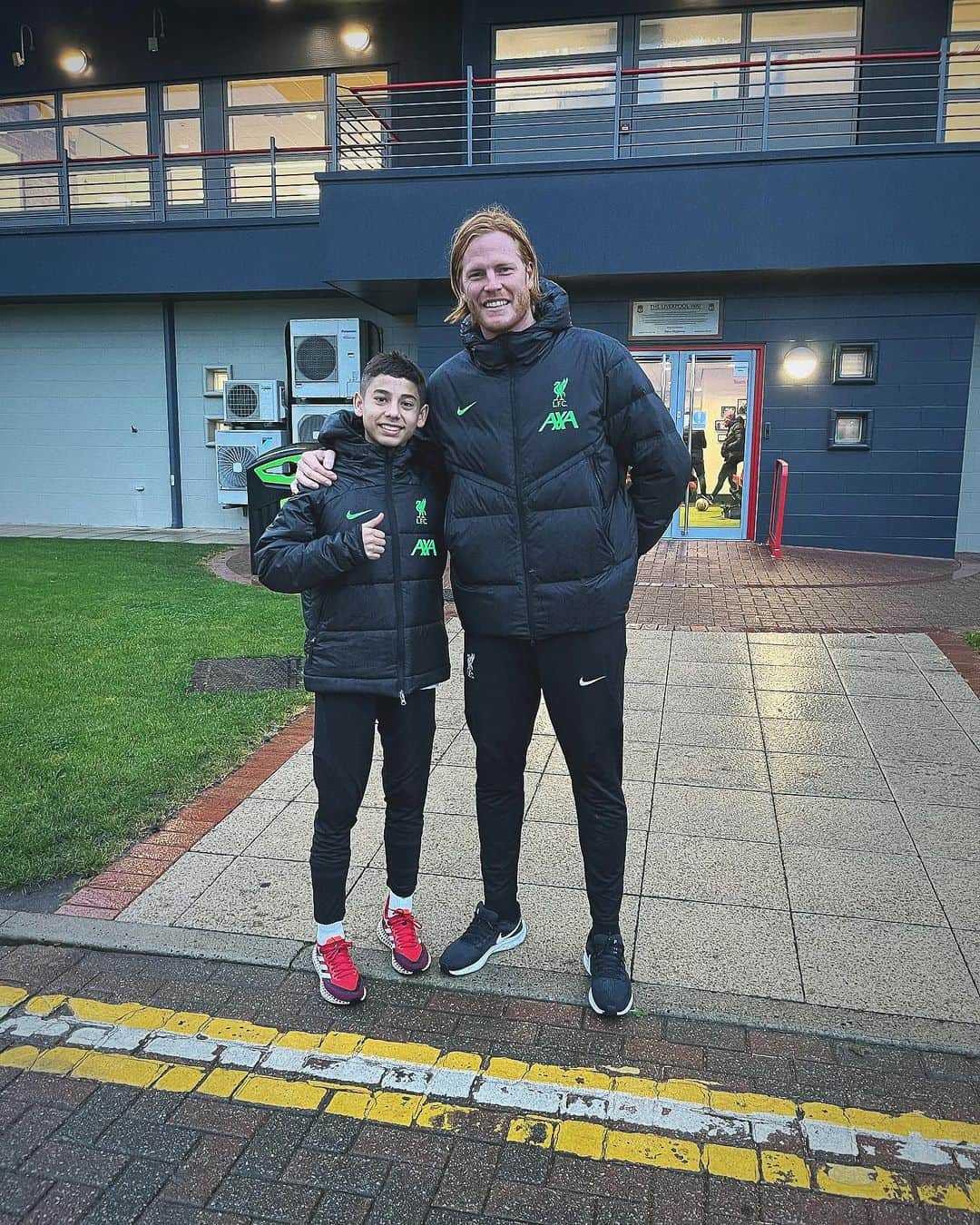 アダム・ボグダンのインスタグラム：「De jó volt látni újra egy magyar srácot a Liverpool Akadémián! Sok sikert a továbbiakban @erik_leo10 ! It was great to see a Hungarian kid at Liverpool Academy once again. All the best in the future @erik_leo10」