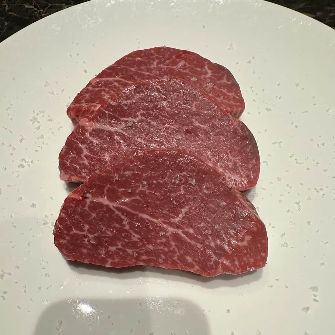 高木三四郎さんのインスタグラム写真 - (高木三四郎Instagram)「ご縁あって会員制の焼肉店 新進気鋭へ。最初に物凄い量の肉の塊を見せて頂いてテンション上がりました！どの料理も美味しく素晴らしかったです！なかなかこういう機会もないので貴重な体験をさせて頂きました！ありがとうございます。 #新進気鋭 #焼肉 #京橋グルメ #締めはカレー」10月31日 16時25分 - t346fire