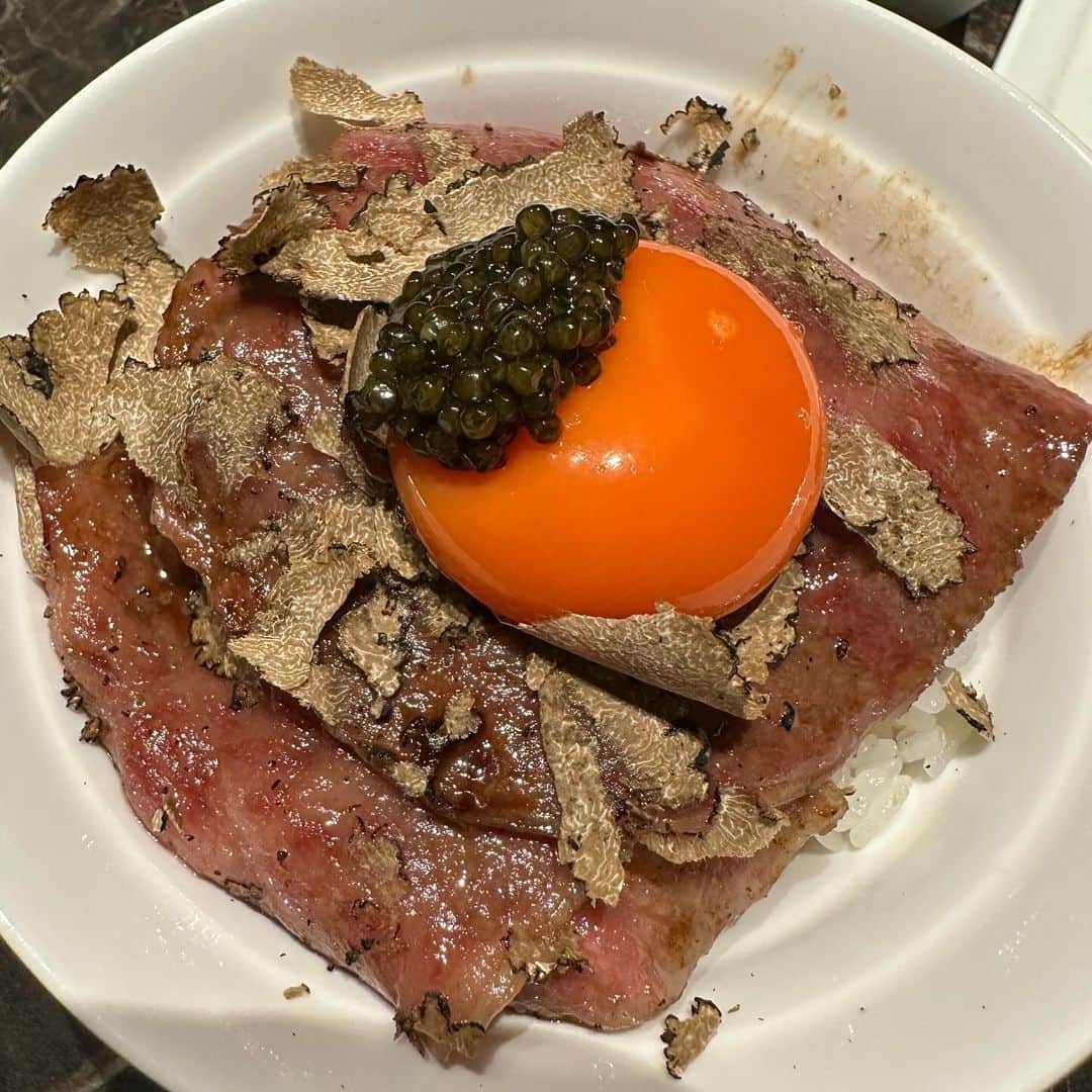 高木三四郎さんのインスタグラム写真 - (高木三四郎Instagram)「ご縁あって会員制の焼肉店 新進気鋭へ。最初に物凄い量の肉の塊を見せて頂いてテンション上がりました！どの料理も美味しく素晴らしかったです！なかなかこういう機会もないので貴重な体験をさせて頂きました！ありがとうございます。 #新進気鋭 #焼肉 #京橋グルメ #締めはカレー」10月31日 16時25分 - t346fire