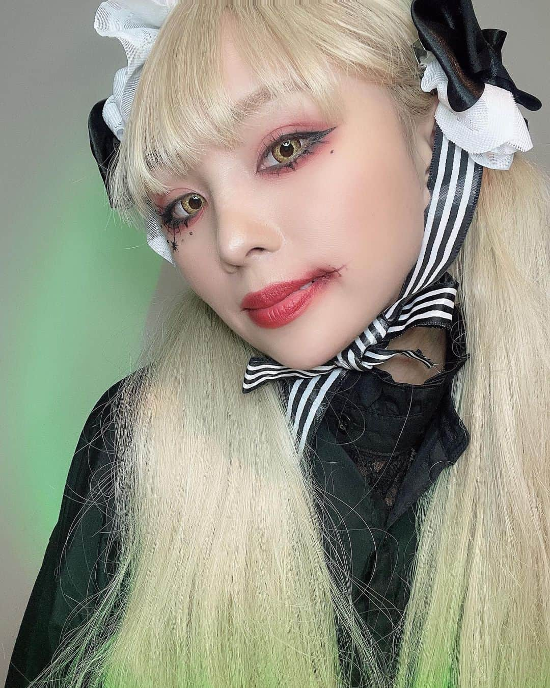 MIRIさんのインスタグラム写真 - (MIRIInstagram)「今日が本当のハロウィン🎃だよね？  仮装のテーマは分からんが 目に蜘蛛と蜘蛛の巣をあしらって 口はとりあえず裂けさせてみた  ハッピーハロウィン🫶🏻  #ハロウィンコスプレ  #ハロウィン #ハロウィンメイク」10月31日 16時25分 - misaka_milloy