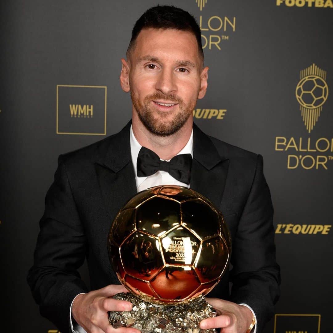 のインスタグラム：「Solo tengo palabras de agradecimiento para toda la gente de todo el mundo que tanto me apoyó durante mi carrera y a quienes quiero dedicar de manera especial este premio, junto con mi familia que siempre estuvo a mi lado.  Este es un Balón de Oro que también quiero compartir con mis compañeros de @afaseleccion, cuerpo técnico, los empleados… Porque sin el Mundial que logramos juntos hubiera sido imposible ganarlo.   Felicitaciones a todos los premiados y muchas gracias!」