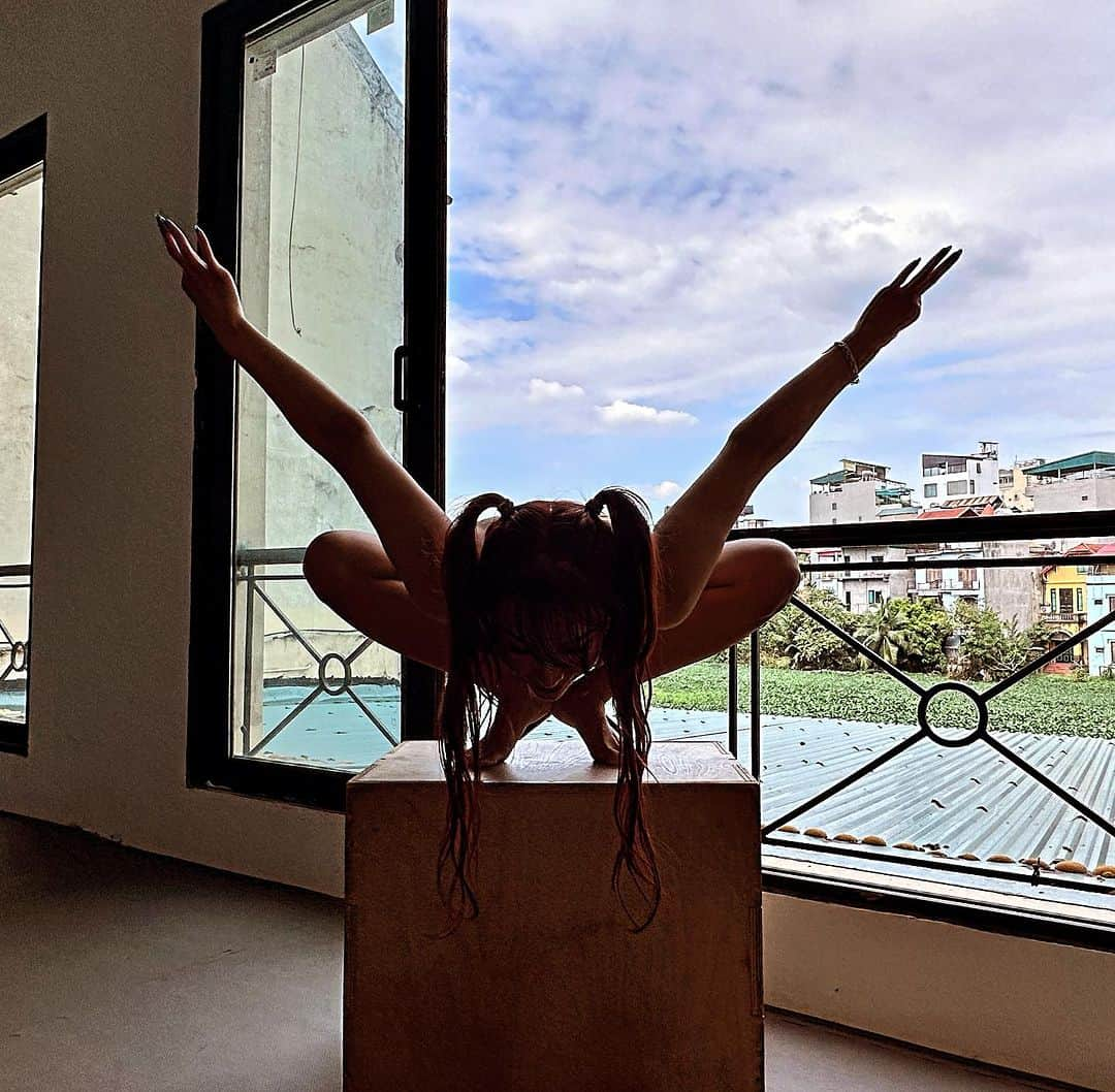 April Imanさんのインスタグラム写真 - (April ImanInstagram)「🪬🧿 . . . . #apriliman #yogapose #yogadaily #corestrength #yogaandstrength #yogachallenge #strengthworkout #strongwomen #balancetraining #traininghard #flexibilitytraining #flexibilitygoals #flexibility #yogainspiration #yogalove #yogapractice #yogagirl #yogaeveryday #splitstraining #middlesplits #superhero #superheropose #artsy #artsyphoto」10月31日 16時26分 - april_iman