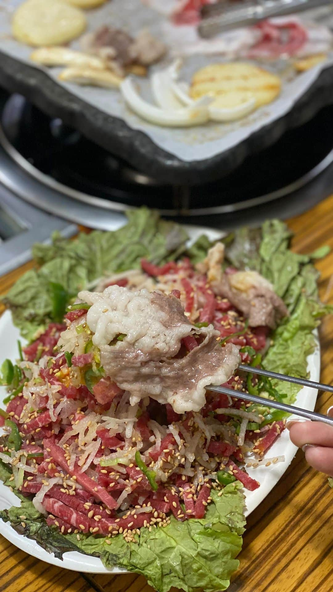 Mika Jimboのインスタグラム：「【ユッケを肉で巻くなんて‼️けしからん‼️】  🥩 百済精肉店 📍 Seoul/Dongdemun  友達のインスタ見て絶対に行きたいと思ってたチャドルパギユッケ‼️鐘路５街にあるまじで地元感漂うお店、百済精肉店(ペッチェチョンユッチョム)は一応日本語メニューあるけど全然言葉は通じないイメージ😀  絶対頼んでほしいのは ⭕️ユッケ500g(シュガーレス) ⭕️チャドルパギ ⭕️ビビンバ  これがあれば完璧💯❤️ チャドルパギでちょっと凍ったユッケを包んで食べるなんて最高すぎて💯🤤絶対に食べて欲しい‼️  ってかまた行きたい。 #韓国旅行#韓国グルメ #ソウルグルメ#ソウル旅行#東大門#東大門市場 #ソウルフード#ソウル旅 #韓国情報 #韓国のうまいメシシリーズ」