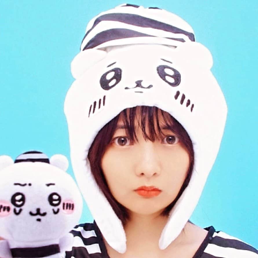 朝木ちひろさんのインスタグラム写真 - (朝木ちひろInstagram)「別にハロウィンイベント参加予定はないのだけど、300円ショップでこの帽子と服のセット見つけたので1人ハロウィンしました🥺  囚人服着たちいかわ、指にはめて遊べるんだけど(いくつだよ)お気に入りです。  #ハロウィン #ちいかわ #囚人コスプレ  #オデ編 #ちいかわコス #ちいかわコスプレ」10月31日 16時40分 - asaki_chihiro
