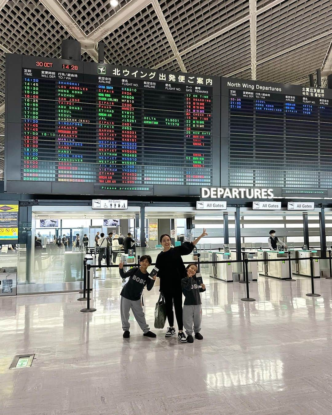 春名亜美さんのインスタグラム写真 - (春名亜美Instagram)「やって来たのは、3ヶ月ぶりのバンコク🇹🇭  前回来て、子供も大人もまだまだ楽しめるところがたっくさんありそう！(タイ料理も全然食べれなかったし🥲)となり、再び😊  今回も息子達はダウンロードしたNetflixの映画を見たり、YouTubeを見たりで、飛行機時間をそれぞれ有意義に過ごしてました✈️ 次男はまた最後30分だけ寝た💤  私はひたすら、#ペントハウス を見てたら一瞬で着きました🛬笑  到着したのが日本時間では深夜0時だったので、2人はほぼ夢の中😴  DM頂いていた息子達のお洋服は  #ロンT @_bobochoses_  #スエットパンツ @_73r_  #リュック @_73r_   でした🦥  #ll_旅記録 #バンコク#バンコク旅行 #タイ #bobochoses #73r」10月31日 16時40分 - amiharunaami