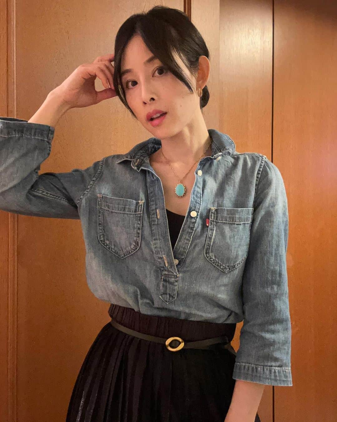 中岡由佳のインスタグラム：「❇︎ denim shirt × black skirt &turquoise necklace  It's 4pm and I haven't had lunch yet.  I'm hungry..  #fashion #ファッション #centforce #セントフォース」