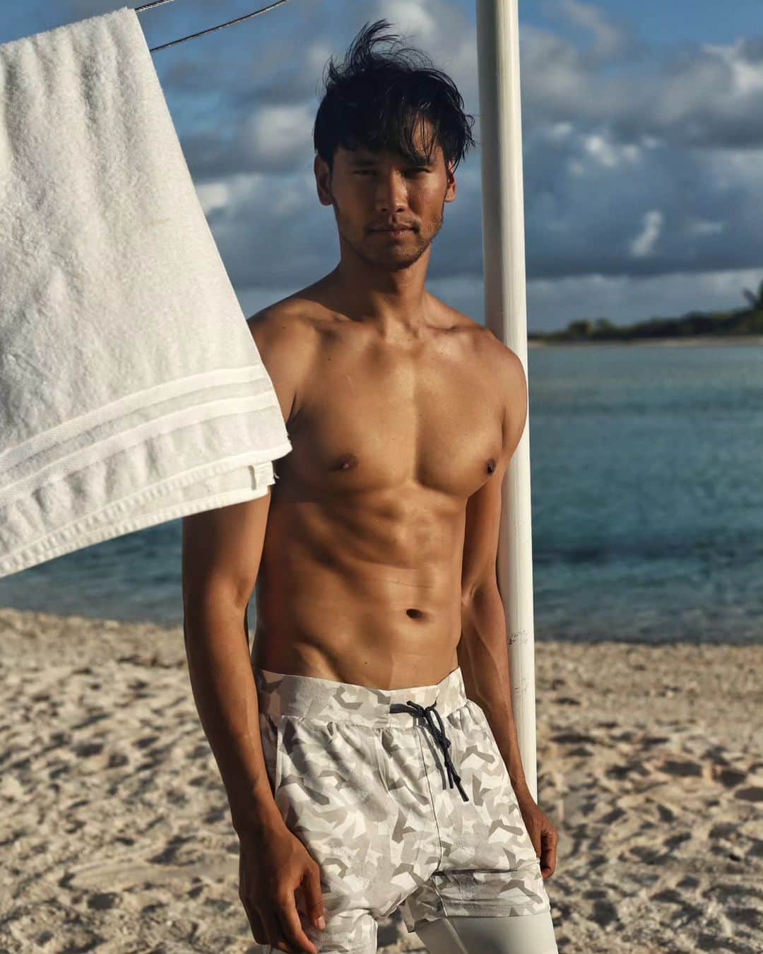 ティムのインスタグラム：「No softner needed🏳 Camo shorts on point @doseathletic . . . . #summervibes #asianmodel #doseathletics #fit #photography」