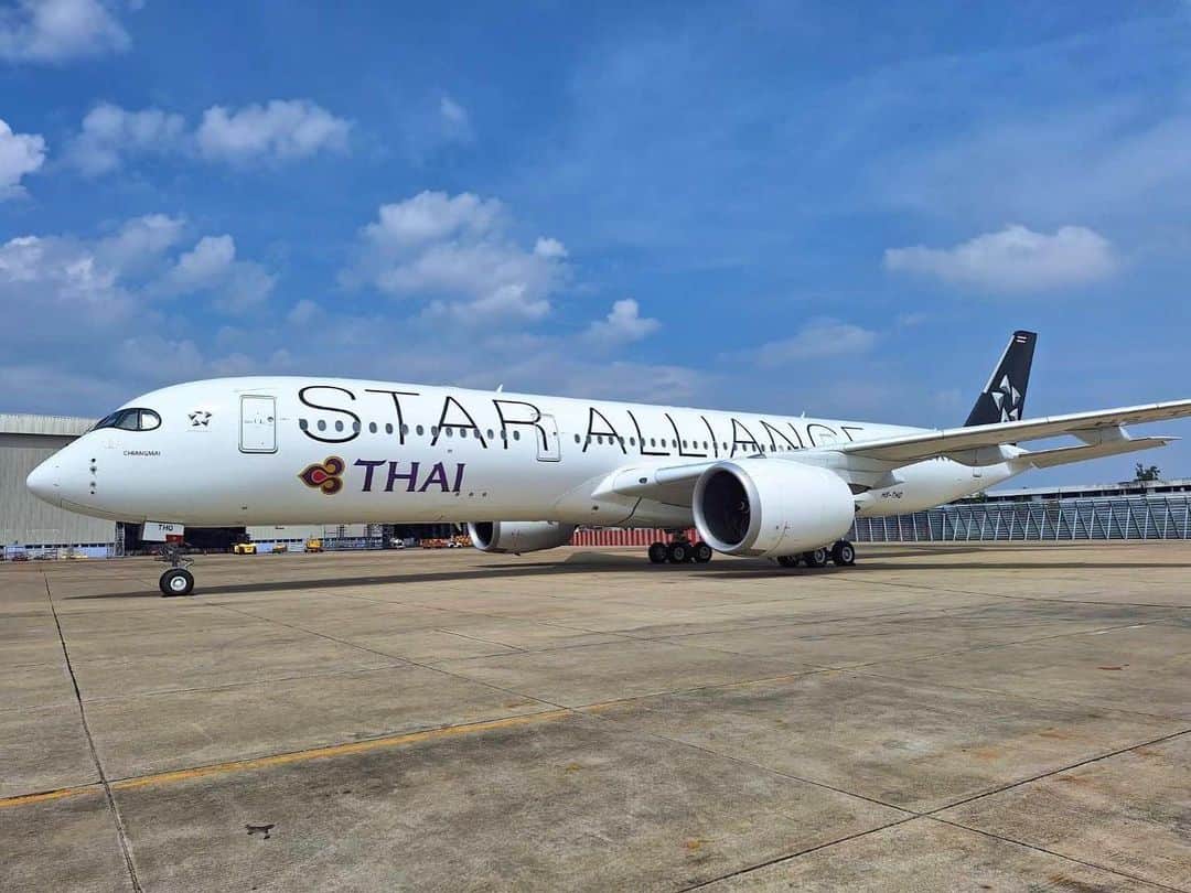 のインスタグラム：「🎉 ✨ Prepare for a flight of pure elegance and charm! 🌟 Introducing the stunning Thai Airways A350-900, now adorned with the mesmerizing Star Alliance pattern.  🛫 Watch as HS-THQ "Chiang Mai" emerges from our Don Mueang Hangar, ready to grace the skies with its newfound allure. Get ready for more captivating adventures with Thai Airways! ✈️ #ThaiAirways #A350Elegance #StarAllianceMagic」