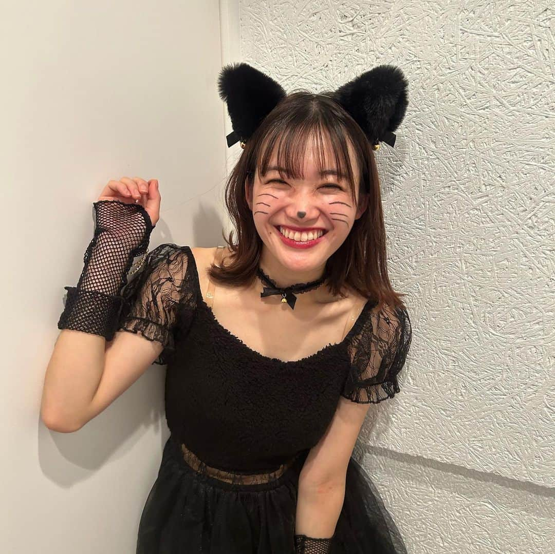 中崎花音さんのインスタグラム写真 - (中崎花音Instagram)「ハッピーハロウィン🎃 黒猫衣装多分ラスト投稿‼︎ 今年のハロウィンが1番仮装したなぁ〜。 皆はなんの仮装した？？  #ハロウィン #ハロウィンコスプレ #黒猫 #黒猫コーデ #黒猫仮装 #猫 #cat #ハロウィンイベント #黒ワンピ #ハッピーハロウィン」10月31日 16時38分 - cq_kanon_n