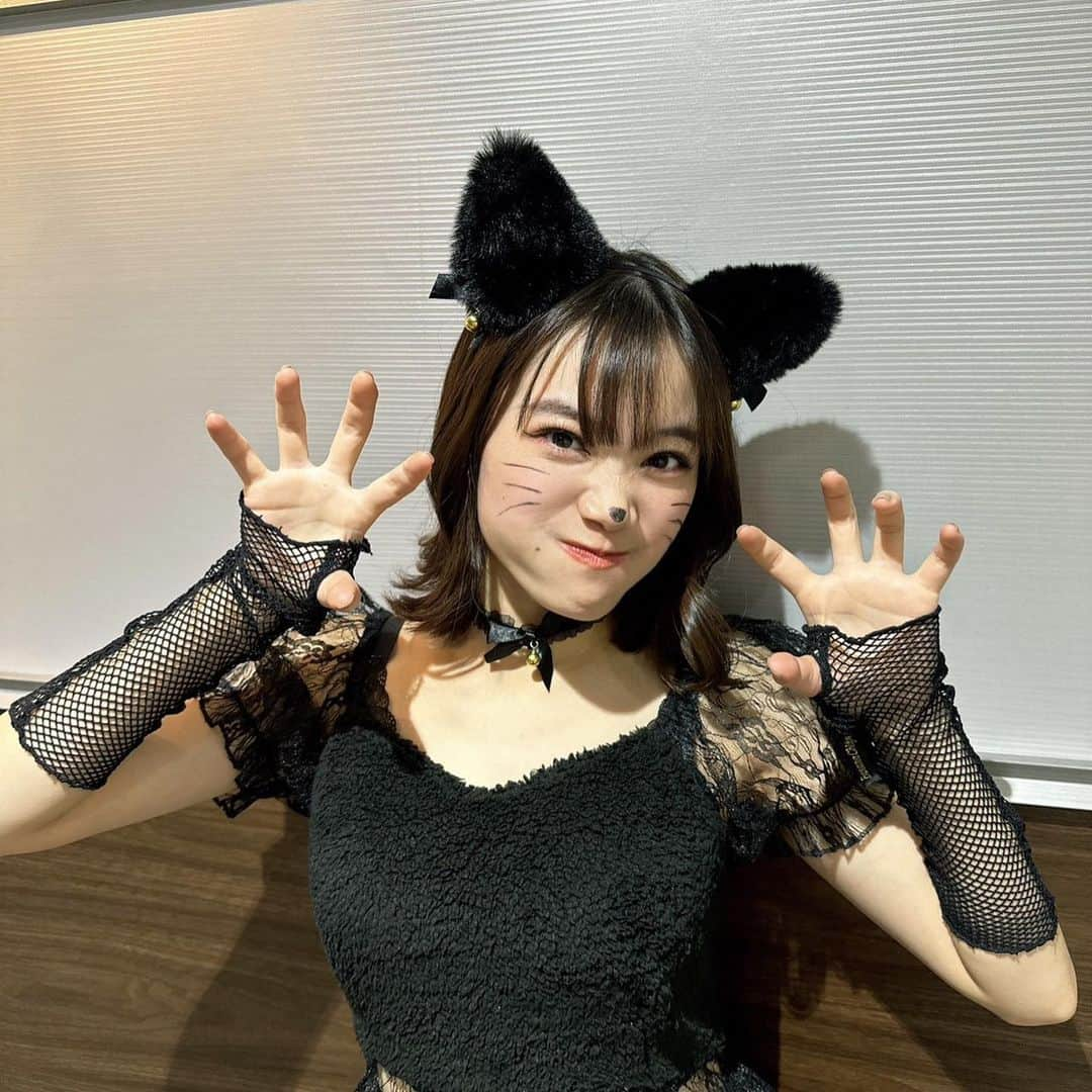 中崎花音さんのインスタグラム写真 - (中崎花音Instagram)「ハッピーハロウィン🎃 黒猫衣装多分ラスト投稿‼︎ 今年のハロウィンが1番仮装したなぁ〜。 皆はなんの仮装した？？  #ハロウィン #ハロウィンコスプレ #黒猫 #黒猫コーデ #黒猫仮装 #猫 #cat #ハロウィンイベント #黒ワンピ #ハッピーハロウィン」10月31日 16時38分 - cq_kanon_n