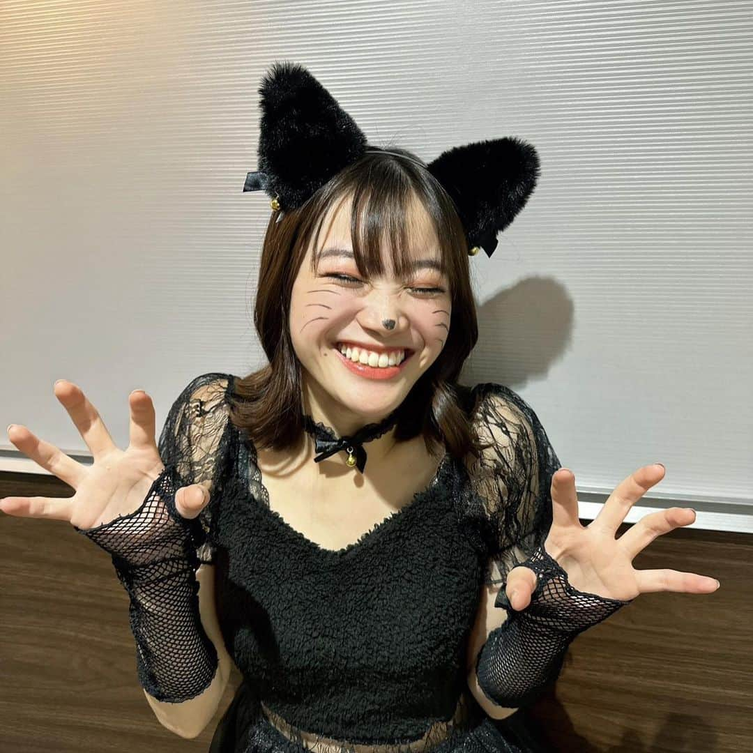 中崎花音さんのインスタグラム写真 - (中崎花音Instagram)「ハッピーハロウィン🎃 黒猫衣装多分ラスト投稿‼︎ 今年のハロウィンが1番仮装したなぁ〜。 皆はなんの仮装した？？  #ハロウィン #ハロウィンコスプレ #黒猫 #黒猫コーデ #黒猫仮装 #猫 #cat #ハロウィンイベント #黒ワンピ #ハッピーハロウィン」10月31日 16時38分 - cq_kanon_n