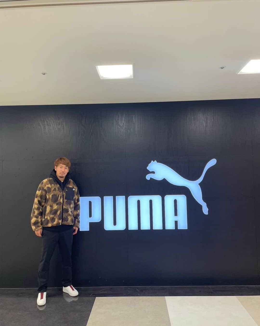 福森晃斗のインスタグラム：「PUMAショップ(札幌ファクトリー店)に行きました！ 品揃え豊富で良い物がたくさんあるので、是非札幌ファクトリーに足を運んだ際には立ち寄ってみてください！ みんなでお揃いなんてどうですか？笑 #PUMA #札幌ファクトリー #COOKY」