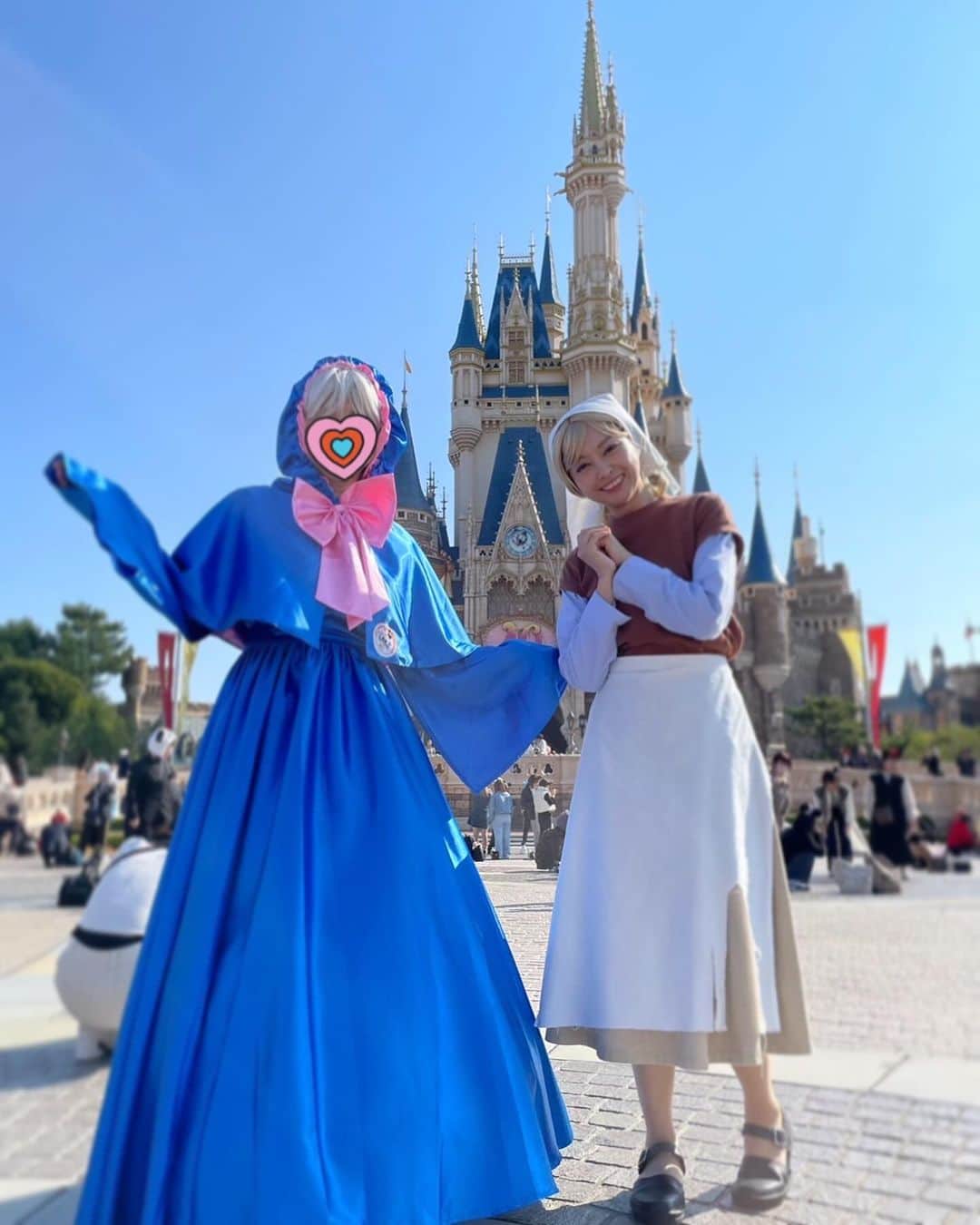 野村佑香のインスタグラム：「👻Happy Halloween🎃  毎年、母の誕生月にディズニーに行くのは家族行事🎀  でしたが、今まで見て楽しむ派だった仮装。 今年は、なんとやる方に回ることになりました✋  「今年は私もプリンセスをやりたい👸」と娘たち、  そこで、我が母…  「そう！じゃ、私たちは何やる❓」  ……え⁉️😮⁉️  ということから、 あれよあれよと妹家族を巻き込んでの みんなでペア仮装軍団になることになりました🤣  やるときゃやるぜ‼️ の精神で笑  私、扮する灰かぶりのエプロンと三角巾は手作りであります✋ （服は私と母のもともと持ってた服） ただ、それだけだとただの小汚い掃除婦になりそうなので（笑）かつらかぶってみました🤣  子供たちも、それぞれお気に入りのプリンセス 美女と野獣のベル、アナと雪の女王のエルサに扮せて 本当に嬉しそうで良かった‼️  「仮装したら、その仮装した子と友達になれるんだね」  とパープルちゃんが言っていたのですが、 ほんとに私も仮装して、仮装した人同士のコミニケーションが生まれることにびっくり。 そんな体験も家族でできて良かったなぁ、と🤗  さて、来年は何になろうか笑  #ハロウィン#halloween #disney #tokyodisneyland #disneyhalloween #仮装#コスプレ#シンデレラ」