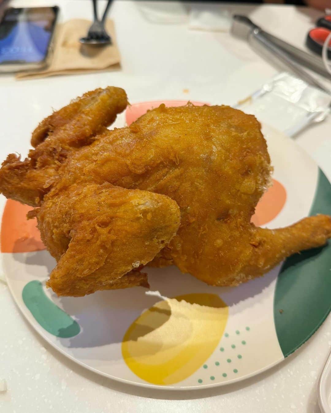 井上奈保さんのインスタグラム写真 - (井上奈保Instagram)「韓国人二軒目あるある。 チキン🐓🍗 丸鶏おいしすぎた、、、 衣薄くてサッックサク、中は本当にジューシー🤤 今まで食べたチキンで一番！優勝🥇  食事後でも別腹でペロリでした🐔  #韓国グルメ #韓国旅行 #韓国チキン」10月31日 16時49分 - inouenaho1207