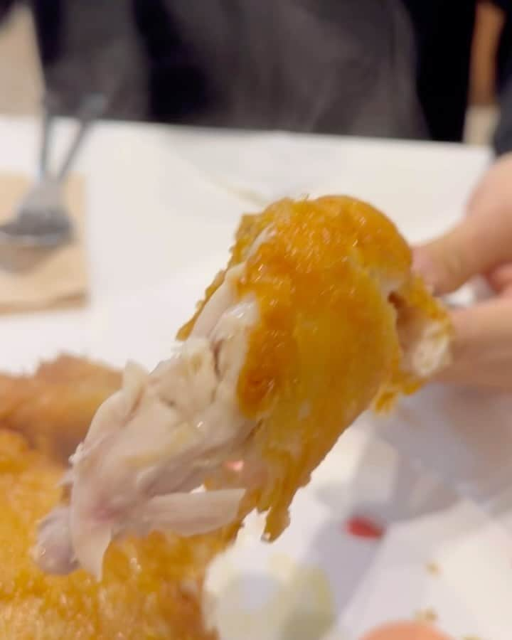 井上奈保のインスタグラム：「韓国人二軒目あるある。 チキン🐓🍗 丸鶏おいしすぎた、、、 衣薄くてサッックサク、中は本当にジューシー🤤 今まで食べたチキンで一番！優勝🥇  食事後でも別腹でペロリでした🐔  #韓国グルメ #韓国旅行 #韓国チキン」