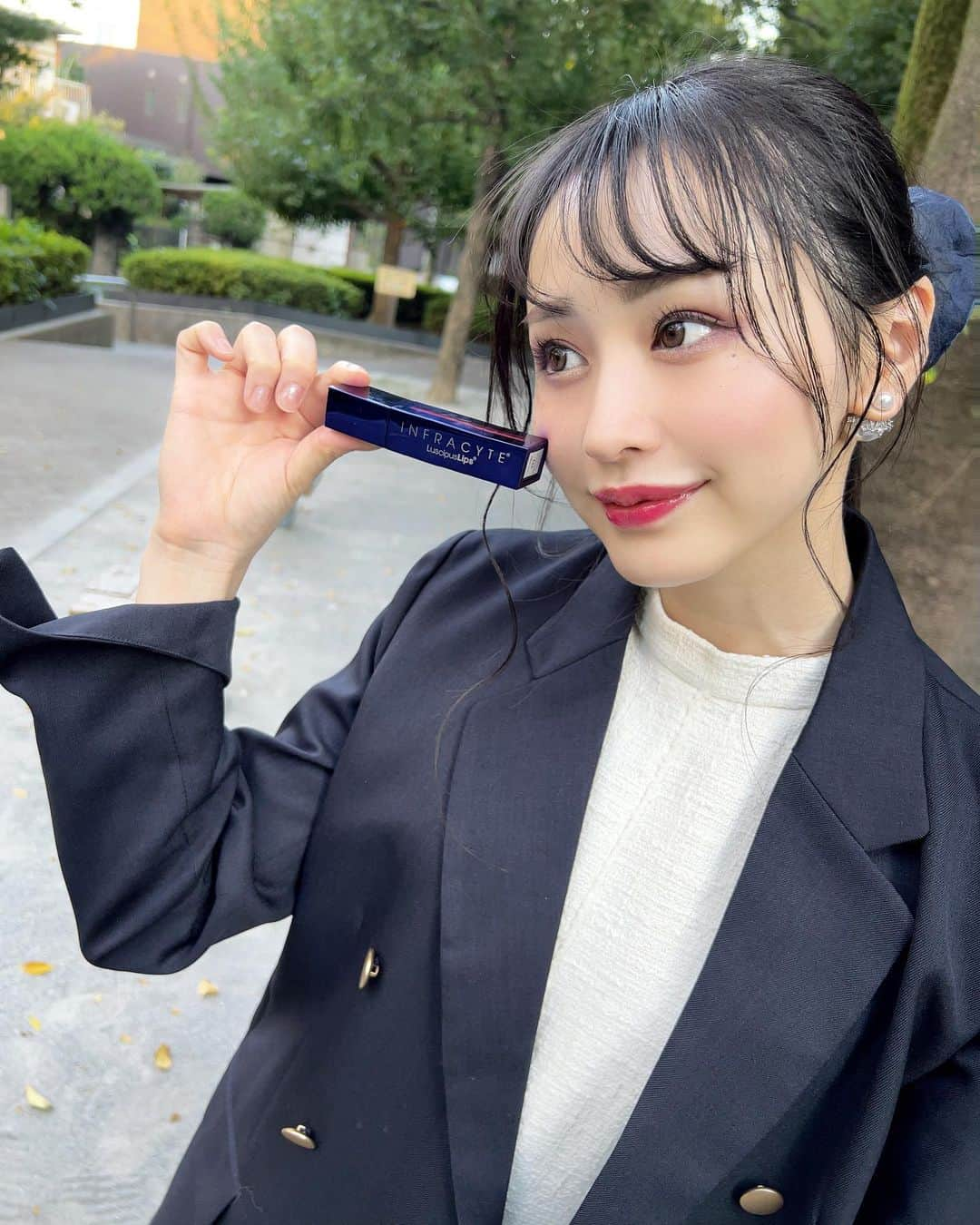 待鳥志織さんのインスタグラム写真 - (待鳥志織Instagram)「#aclinicデンタル　の渡邊瀬里先生(@aclinic_seri)に"スマイルリップ”を施術してもらいました☺️ 以前も違うところでやったことがあって。ただ、痛くて2回目はないと思ってたけど、やっぱり、唇に艶感と立体感が欲しくて今回お願いしました。真顔でも優しい印象になるし、メイクもすごく楽しめるようになった💄 働いてる方々が本当に優しいし、とっても丁寧。 ホワイトニングもクリニックで受けてみたいな~！  #スマイルリップ #aclinic #aクリニック #エークリニック #aclinicデンタル #aclinicdental #デンタルクリニック #審美歯科 #矯正歯科 #リップヒアル #唇ヒアルロン酸 #口角ボトックス #M字リップ #Cカールリップ #アヒル口 #リップ #リップグロス #ラシャスリップス #歯科医師#渡邉瀬里」10月31日 16時49分 - __.shiori_