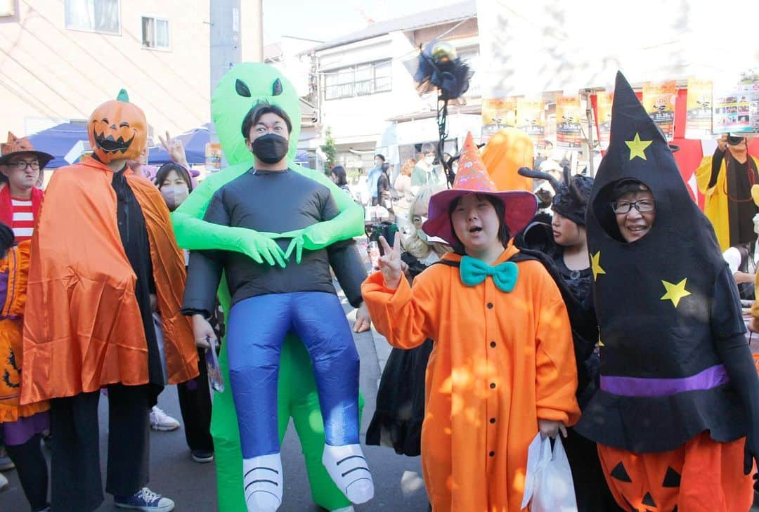 墨田区さんのインスタグラム写真 - (墨田区Instagram)「【すみだの街中でもTrick or Treat🎃】 今日は、子どもから大人まで、みんな楽しく仮装するハロウィン👻🍬🍬  子どもたちが、貰うお菓子には、良い精霊を呼び寄せ、悪霊を追い払う、魔よけの意味が込めらているそうです🌟日本の節分にも似ていますね👹  みなさん、マナーには注意して、ハロウィンを楽しんでくださいね☠️  #墨田区 #すみだ #sumida #東京 #tokyo #わたしのすみだ自慢 #これもすみだのシティプロモーション #halloween #トリックオアトリート #trickortreat #仮装 #コスチューム #ハロウィンメイク #ハロウィンデコレーション #ホラー #ハロウィンナイト #FrigthNightFun #CostumeParty #鳩の街通り商店街 #キラキラ橘商店街 #レイクランド大学 #lakelanduniversity #立川一丁目町会」10月31日 16時41分 - sumida_official