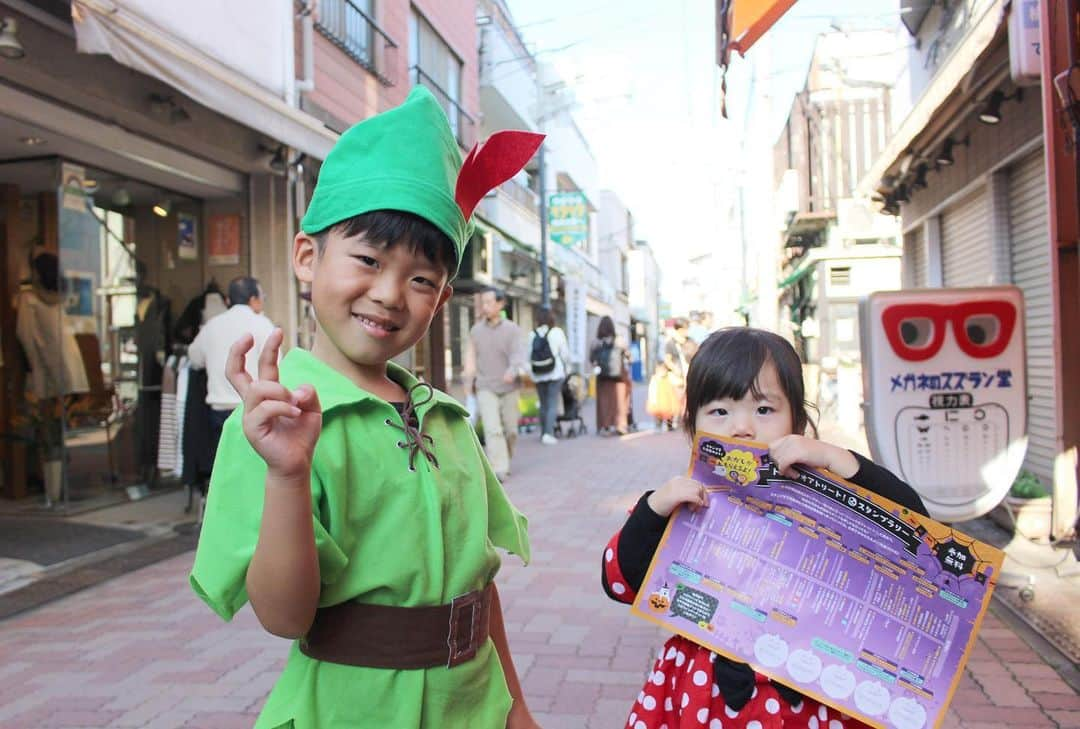 墨田区さんのインスタグラム写真 - (墨田区Instagram)「【すみだの街中でもTrick or Treat🎃】 今日は、子どもから大人まで、みんな楽しく仮装するハロウィン👻🍬🍬  子どもたちが、貰うお菓子には、良い精霊を呼び寄せ、悪霊を追い払う、魔よけの意味が込めらているそうです🌟日本の節分にも似ていますね👹  みなさん、マナーには注意して、ハロウィンを楽しんでくださいね☠️  #墨田区 #すみだ #sumida #東京 #tokyo #わたしのすみだ自慢 #これもすみだのシティプロモーション #halloween #トリックオアトリート #trickortreat #仮装 #コスチューム #ハロウィンメイク #ハロウィンデコレーション #ホラー #ハロウィンナイト #FrigthNightFun #CostumeParty #鳩の街通り商店街 #キラキラ橘商店街 #レイクランド大学 #lakelanduniversity #立川一丁目町会」10月31日 16時41分 - sumida_official