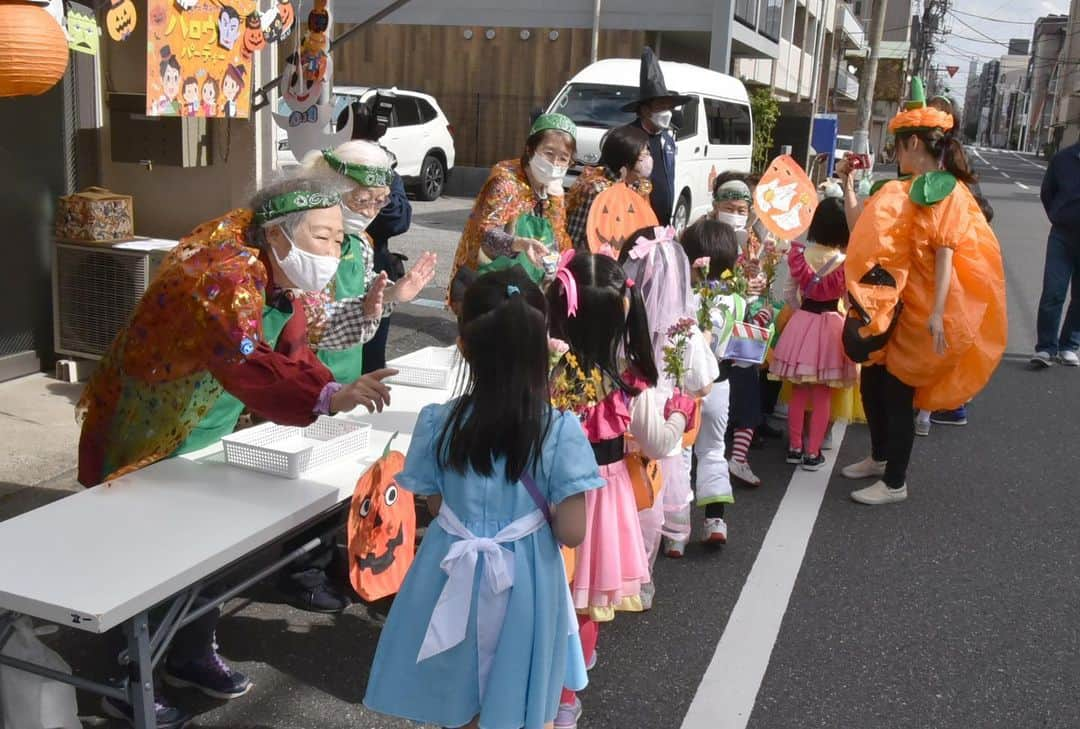 墨田区さんのインスタグラム写真 - (墨田区Instagram)「【すみだの街中でもTrick or Treat🎃】 今日は、子どもから大人まで、みんな楽しく仮装するハロウィン👻🍬🍬  子どもたちが、貰うお菓子には、良い精霊を呼び寄せ、悪霊を追い払う、魔よけの意味が込めらているそうです🌟日本の節分にも似ていますね👹  みなさん、マナーには注意して、ハロウィンを楽しんでくださいね☠️  #墨田区 #すみだ #sumida #東京 #tokyo #わたしのすみだ自慢 #これもすみだのシティプロモーション #halloween #トリックオアトリート #trickortreat #仮装 #コスチューム #ハロウィンメイク #ハロウィンデコレーション #ホラー #ハロウィンナイト #FrigthNightFun #CostumeParty #鳩の街通り商店街 #キラキラ橘商店街 #レイクランド大学 #lakelanduniversity #立川一丁目町会」10月31日 16時41分 - sumida_official