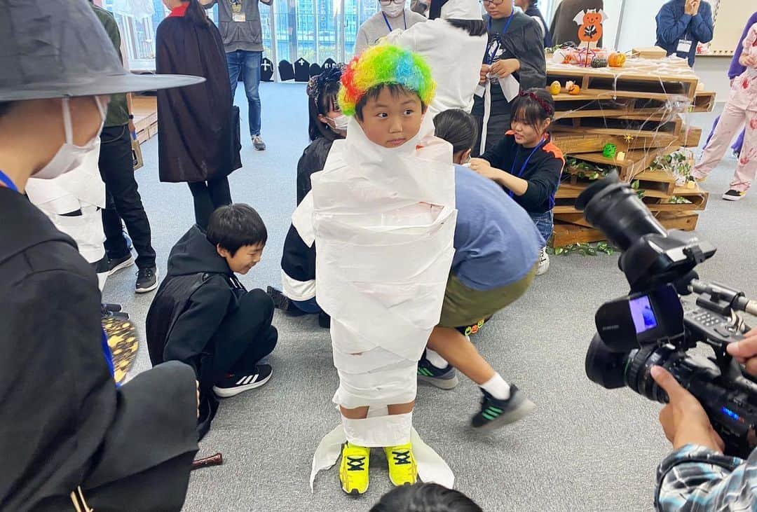 墨田区さんのインスタグラム写真 - (墨田区Instagram)「【すみだの街中でもTrick or Treat🎃】 今日は、子どもから大人まで、みんな楽しく仮装するハロウィン👻🍬🍬  子どもたちが、貰うお菓子には、良い精霊を呼び寄せ、悪霊を追い払う、魔よけの意味が込めらているそうです🌟日本の節分にも似ていますね👹  みなさん、マナーには注意して、ハロウィンを楽しんでくださいね☠️  #墨田区 #すみだ #sumida #東京 #tokyo #わたしのすみだ自慢 #これもすみだのシティプロモーション #halloween #トリックオアトリート #trickortreat #仮装 #コスチューム #ハロウィンメイク #ハロウィンデコレーション #ホラー #ハロウィンナイト #FrigthNightFun #CostumeParty #鳩の街通り商店街 #キラキラ橘商店街 #レイクランド大学 #lakelanduniversity #立川一丁目町会」10月31日 16時41分 - sumida_official