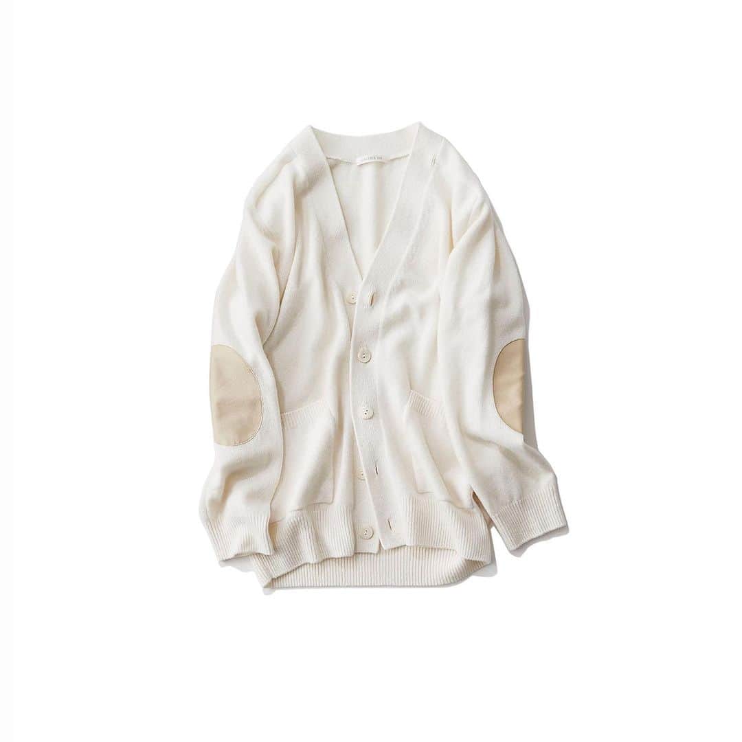 のインスタグラム：「・ K.Kshop ♦️Recommended♦️ ・ ♦︎GALERIE VIE　ギャルリー ヴィー／スコットランドウールカーディガン（WHITE) ・ GALERIE VIEは、シンプルに生きることを大切に考える、自分ならではのスタイルを提案しています。こちらは、 スコットランドメーカーの良質なウール素材を使用したニットカーディガン。 柔らかな膨らみのあるふっくらとした風合いが最大限の魅力。 リュクスな素材に加えて、ゆったりとした長め丈で着心地も抜群です。 上品な配色の肘のエルボーパッチがアクセントをきかせ、抜け感のある大人な着こなしが楽しめるアイテムです。   ・ #kkcloset #kkshop #菊池京子 #kyokokikuchi #コーディネート #coordinate #code #ootd #outfit #follow #happy #style #春 #秋 #cardigan #カーディガン　#white #luxe」
