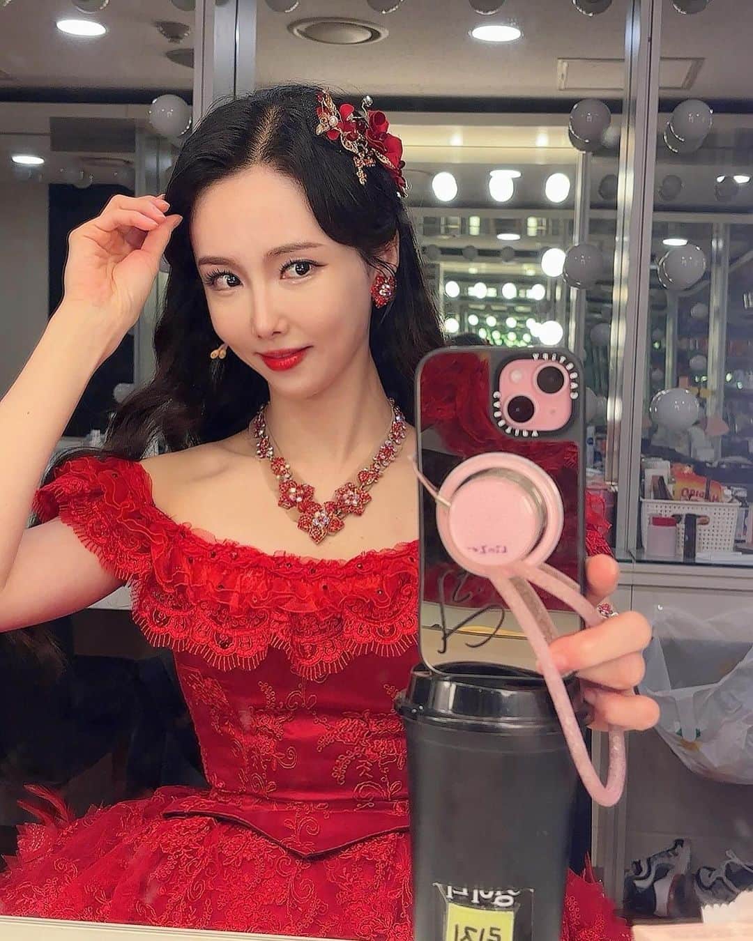 リンジさんのインスタグラム写真 - (リンジInstagram)「. 루시의 순간들..💕 노연출님만 믿고 시작하게 된  참 좋은 작품. . 그리고 좋은 배우와 스텝들..  감사한 곳.  #요즘 #뮤지컬셜록홈즈#11월9일#막공 🥹 #린지#루시 #musical」10月31日 16時42分 - linzy_minji