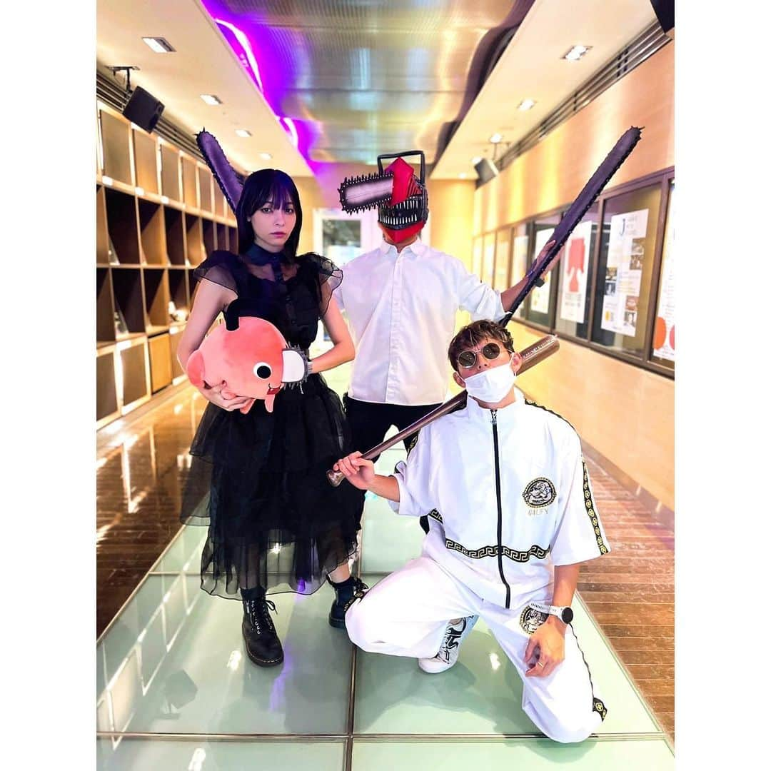 ハリー杉山さんのインスタグラム写真 - (ハリー杉山Instagram)「Trick or Treat🎊❤️  ハロウィンですね🎃  そんな話を先日ラジオでしてたら  母親がOA中にこの写真を送ってきました  全部手作り。  かえるさんも🐸  力作です。  スタッフさんに見せると  "すごいけど何の仮装なの？"  うん、そりゃそう聞かれるよね。  母: ".......わからない..."  🤣🤣🤣🤣🤣🤣  数日考えたのか  昨日教えてくれました。  "毒キノコ"  え？笑😆  母親は偉大です。  (2枚目は今年のチームハニポ)  Trip back into memory lane  A Halloween outfit made by mum.  Apparently a "poisonous mushroom"  100 points for creativity😂😇😍  #halloween #ハロウィン」10月31日 16時43分 - harrysugiyama