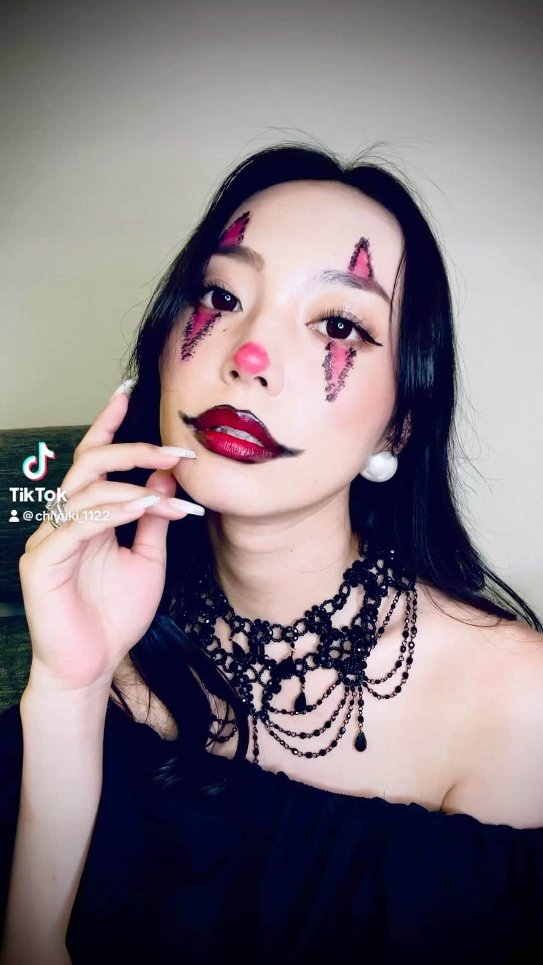SALLYのインスタグラム：「spooky night🎪🎈 #halloween #halloweenmakeup #halloween2023 #halloweenlook #clown #clownmakeup #ハロウィン #ハロウィンメイク #クラウン #ピエロ #ハロウィンコスプレ」