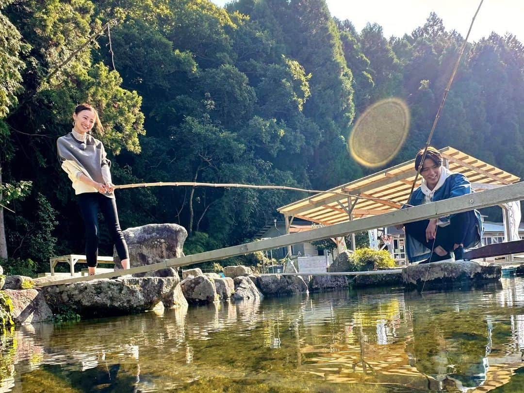 たけるのインスタグラム：「佐賀県の三瀬村へ行ってきました🙌・ ・ ヤマメ釣りに椎茸狩り、木の温もりを感じまくりのコテージ。・ ・ サクッと行けて、自然の中で家族や友達と素敵な思い出作りが出来る遊びスポット、是非オンエアでお確かめ下さい🤩 #そして今日もしおりちゃんは軟体動物でした ・ ・ ・ #山あそび #みみよりサタデイ #TVQ #ロケ #坂井汐梨 さん  #TAKERU #たける #不動たける #ボイジャー #ウルトラマン #エントリーサービスプロモーション」