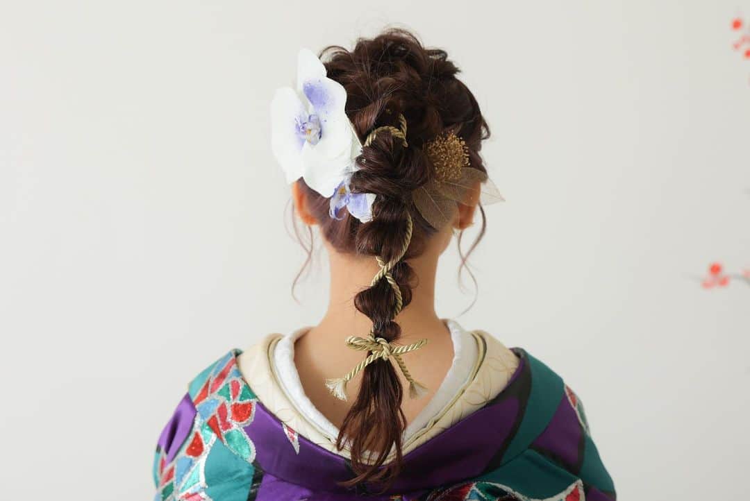 スタジオエイト 名古屋さんのインスタグラム写真 - (スタジオエイト 名古屋Instagram)「【ハイポニー×編みおろし】  ヘアメイクの松山です😊  高めの位置からポニーテールにして、編み込みのところにヒモ、まわりにお花の飾りを付けて華やかしてみました！ 飾りをたくさんつけるのってかわいいですよね✨  ……………………………………………………………………  Photo : makino marimo → HP gallery hair make : @matsuyama.deco.hm   ……………………………………………………………………  photographer @t.oguri.deco.ph @s.mochizuki.deco.ph @n.kaoru.deco.ph @a.fujiwara.deco.ph @yagasaki.deco.ph ︎●sato kenta → HPgallery ●kimura mio → HP gallery ●kondo reina → HP gallery ●makino marimo → HP gallery ●matsuhibi shusuke → HP gallery  hair&makeup @mitani.deco.hm @nanami.deco.hm @miharu.deco.hm @koide.deco.hm @nishimura.deco.hm @matsuyama.deco.hm ●kanamori kureha → HP gallery ●sato ayumi → HP gallery ●yukioka airi → HP gallery ●ishikawa haruka → HP gallery ●fuki ayano → HP gallery  私たちと一緒に働きませんか？ フォトグラファー、ヘアメイク、 フォトプランナーを募集中です★ @decollte_recruit  #デコルテフォト#撮る結婚式 #weddingphoto #weddinghair  #hairarrange #marry花嫁 #ヘアメイク #ウェディングフォト #ロケーションフォト #前撮り  #和装ヘア #和装前撮り  #白無垢 #白無垢前撮り  #ヘアアレンジ #紋付袴  #スタジオエイト #2023夏婚 #2023秋婚  #ウェディングヘア #前撮りレポ #結婚式  #和装花嫁 #前撮りヘア #プレ花嫁 #和装前撮りアイテム #花嫁ヘア #和装ヘアメイク」10月31日 16時57分 - studio8_nagoya.sakae