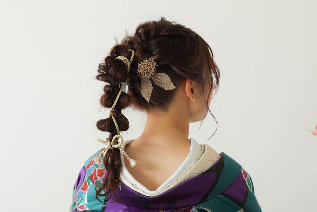 スタジオエイト 名古屋のインスタグラム：「【ハイポニー×編みおろし】  ヘアメイクの松山です😊  高めの位置からポニーテールにして、編み込みのところにヒモ、まわりにお花の飾りを付けて華やかしてみました！ 飾りをたくさんつけるのってかわいいですよね✨  ……………………………………………………………………  Photo : makino marimo → HP gallery hair make : @matsuyama.deco.hm   ……………………………………………………………………  photographer @t.oguri.deco.ph @s.mochizuki.deco.ph @n.kaoru.deco.ph @a.fujiwara.deco.ph @yagasaki.deco.ph ︎●sato kenta → HPgallery ●kimura mio → HP gallery ●kondo reina → HP gallery ●makino marimo → HP gallery ●matsuhibi shusuke → HP gallery  hair&makeup @mitani.deco.hm @nanami.deco.hm @miharu.deco.hm @koide.deco.hm @nishimura.deco.hm @matsuyama.deco.hm ●kanamori kureha → HP gallery ●sato ayumi → HP gallery ●yukioka airi → HP gallery ●ishikawa haruka → HP gallery ●fuki ayano → HP gallery  私たちと一緒に働きませんか？ フォトグラファー、ヘアメイク、 フォトプランナーを募集中です★ @decollte_recruit  #デコルテフォト#撮る結婚式 #weddingphoto #weddinghair  #hairarrange #marry花嫁 #ヘアメイク #ウェディングフォト #ロケーションフォト #前撮り  #和装ヘア #和装前撮り  #白無垢 #白無垢前撮り  #ヘアアレンジ #紋付袴  #スタジオエイト #2023夏婚 #2023秋婚  #ウェディングヘア #前撮りレポ #結婚式  #和装花嫁 #前撮りヘア #プレ花嫁 #和装前撮りアイテム #花嫁ヘア #和装ヘアメイク」