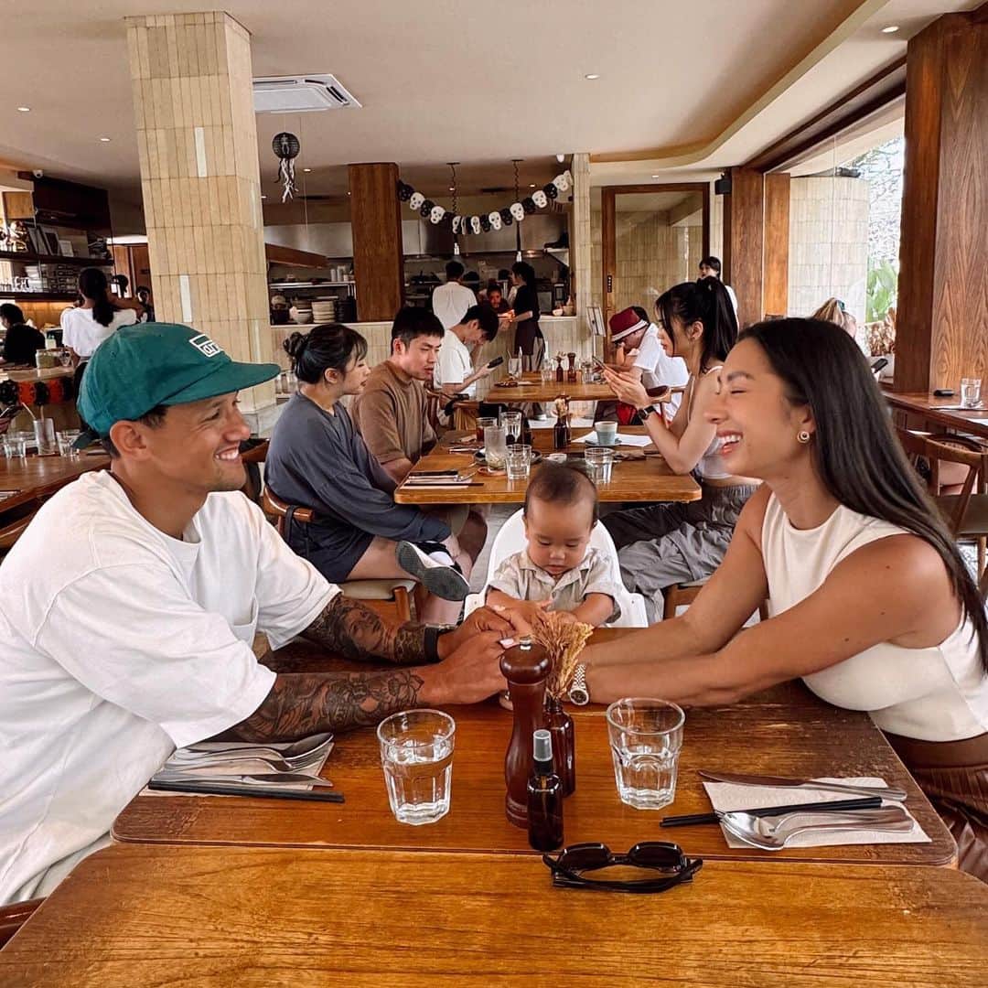 Jennifer Bachdimのインスタグラム：「Baby Kiro third wheeling 😭 Mama dan Papa pacaran duluuuu 😍 #teamBachdim」
