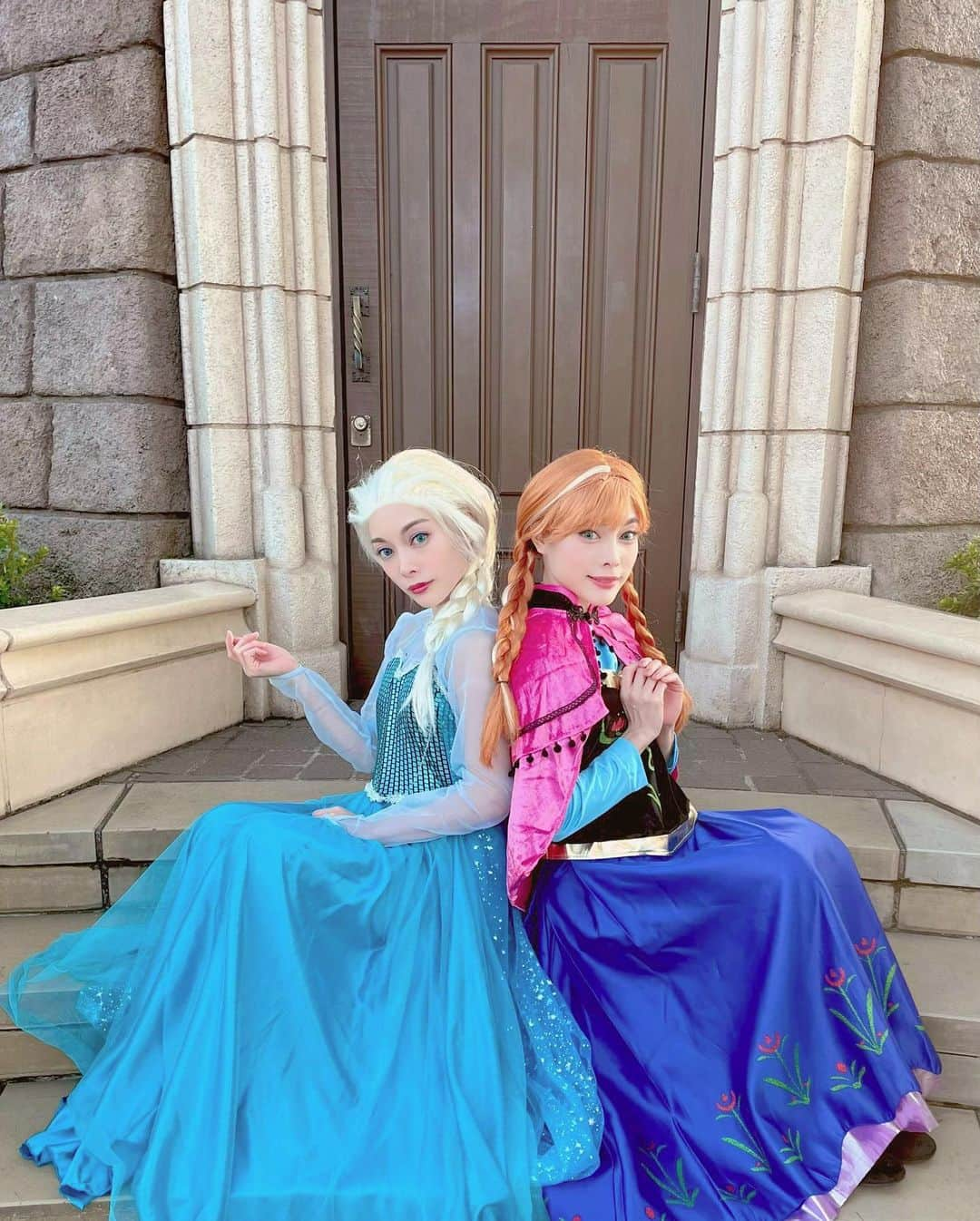 MIOのインスタグラム：「. HappyHalloween🎃 MIOYAEで🍭 . . #twins#cosplay#Disney#Halloween#Dハロ#Dハロ仮装#Dハロ仮装2023#アナと雪の女王#アナ雪#ディズニーハロウィン#仮装ディズニー#アナコスプレ#エルサコスプレ#コスプレ」