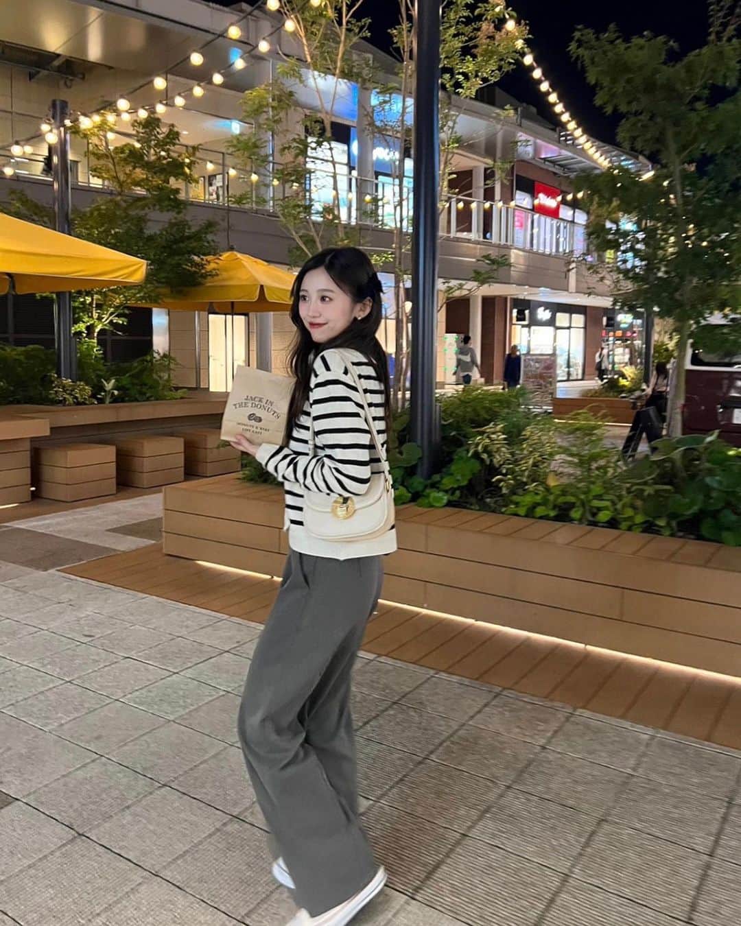 MISEIのインスタグラム：「@iine_jp さんのカーディガン🫧✨️  このくらいの季節が1番好き♡   #pr  #iine_jp  #カーディガンコーデ  #カーディガン  #韓国ヘア  #韓国コーデ  #韓国ファッション  #韓国メイク  #ヘアカラー  #ヘアアレンジ  #ヘアカラートレンド  #ヘアスタイル」