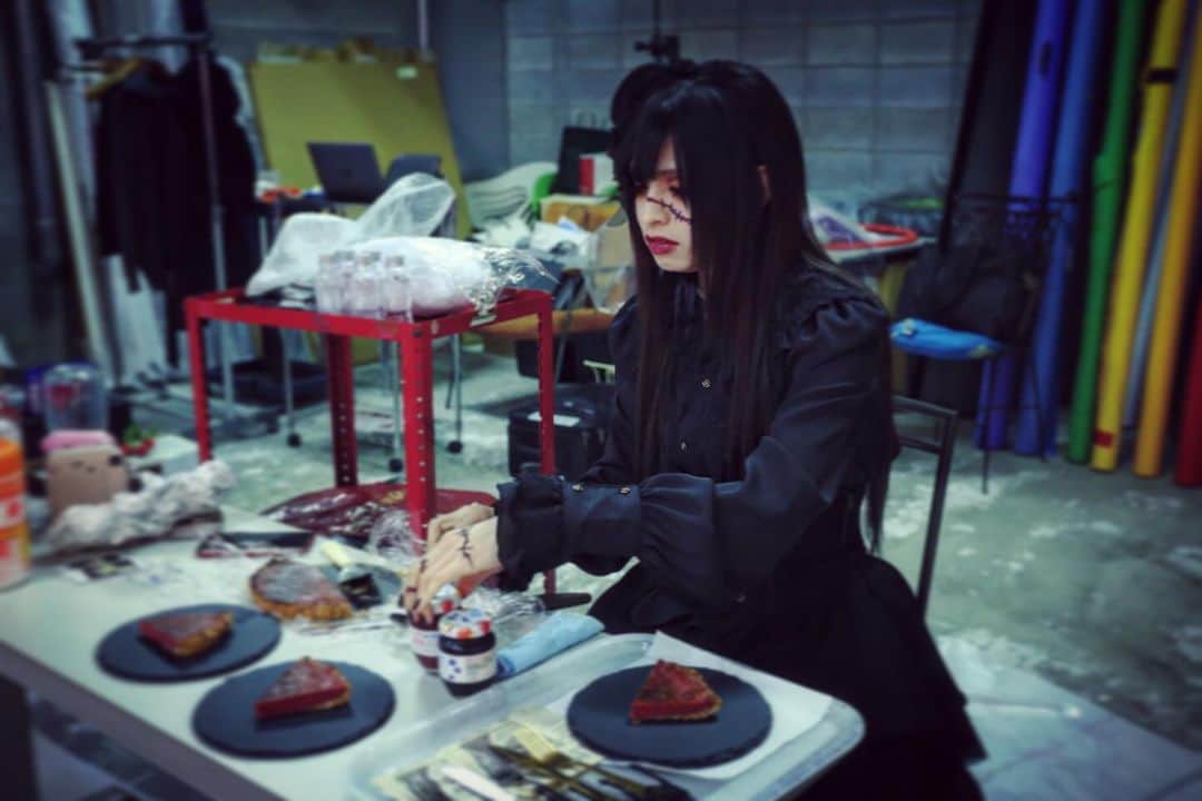 龍矢のインスタグラム：「ハッピーハロウィン🎃👻🎃 1年で1番好きな日が今年も来ました💀  今年もタイミング的にできなかったので昔の仮装した時の写真 #ケーキ盛り付け中の龍矢 #ケーキも自分で作ってました #次仮装する時はよりクオリティを高くやりたいなと思ってます」