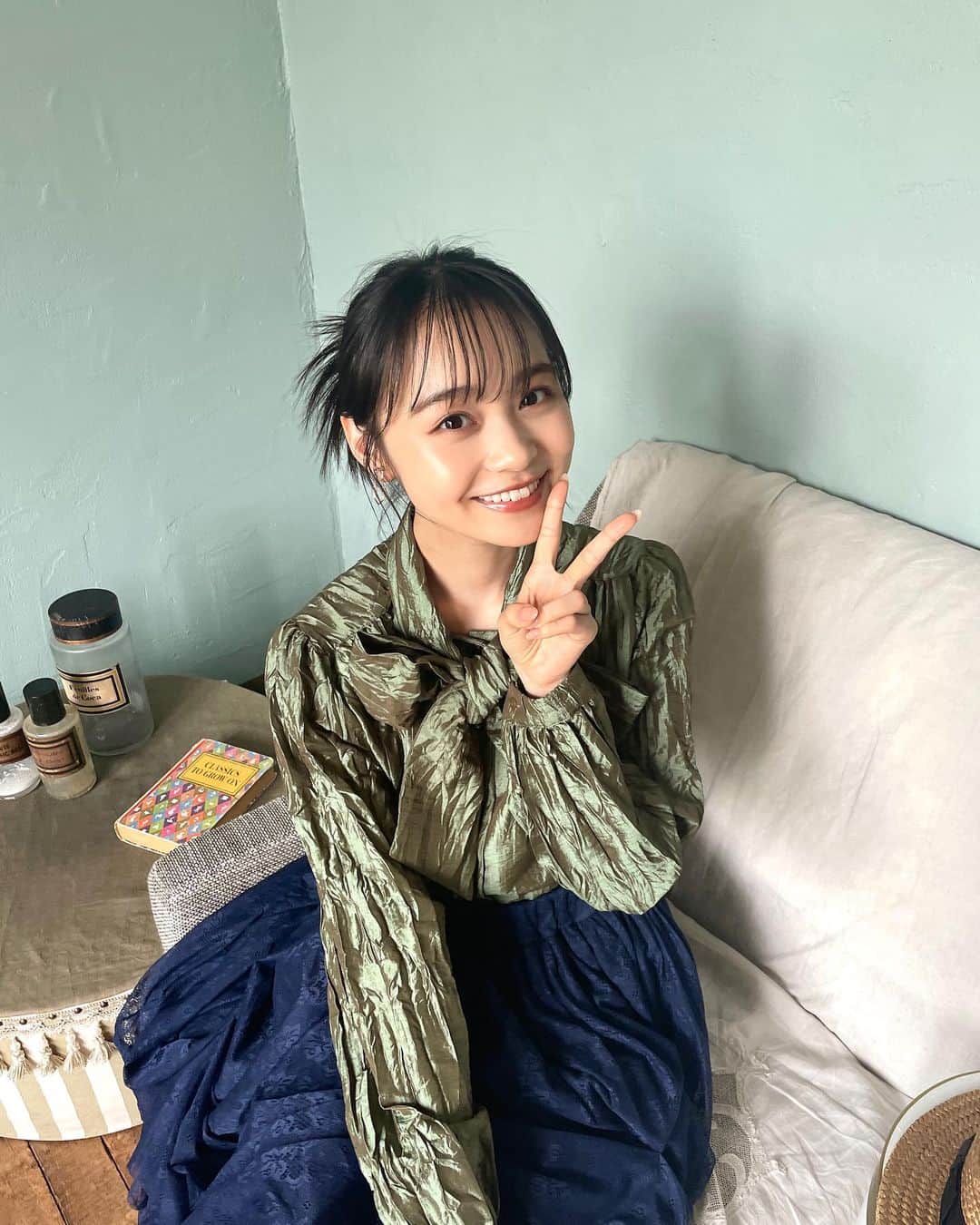 林芽亜里のインスタグラム：「🎀 ⁡ Mary chouchouのオフショット🩰 ⁡ ⁡ このカットで履いているお花柄ソックス、 見た目も可愛い＋生地が分厚くて温かいので最近たくさん履いています🌼* ⁡ ⁡ 柄物靴下を履いていると、 靴脱いだ時とかにちょっとしたポイントになってお話が膨らむかも、、🫶 ⁡ ⁡ #林芽亜里 #Marychouchou #Maryのあしもと」