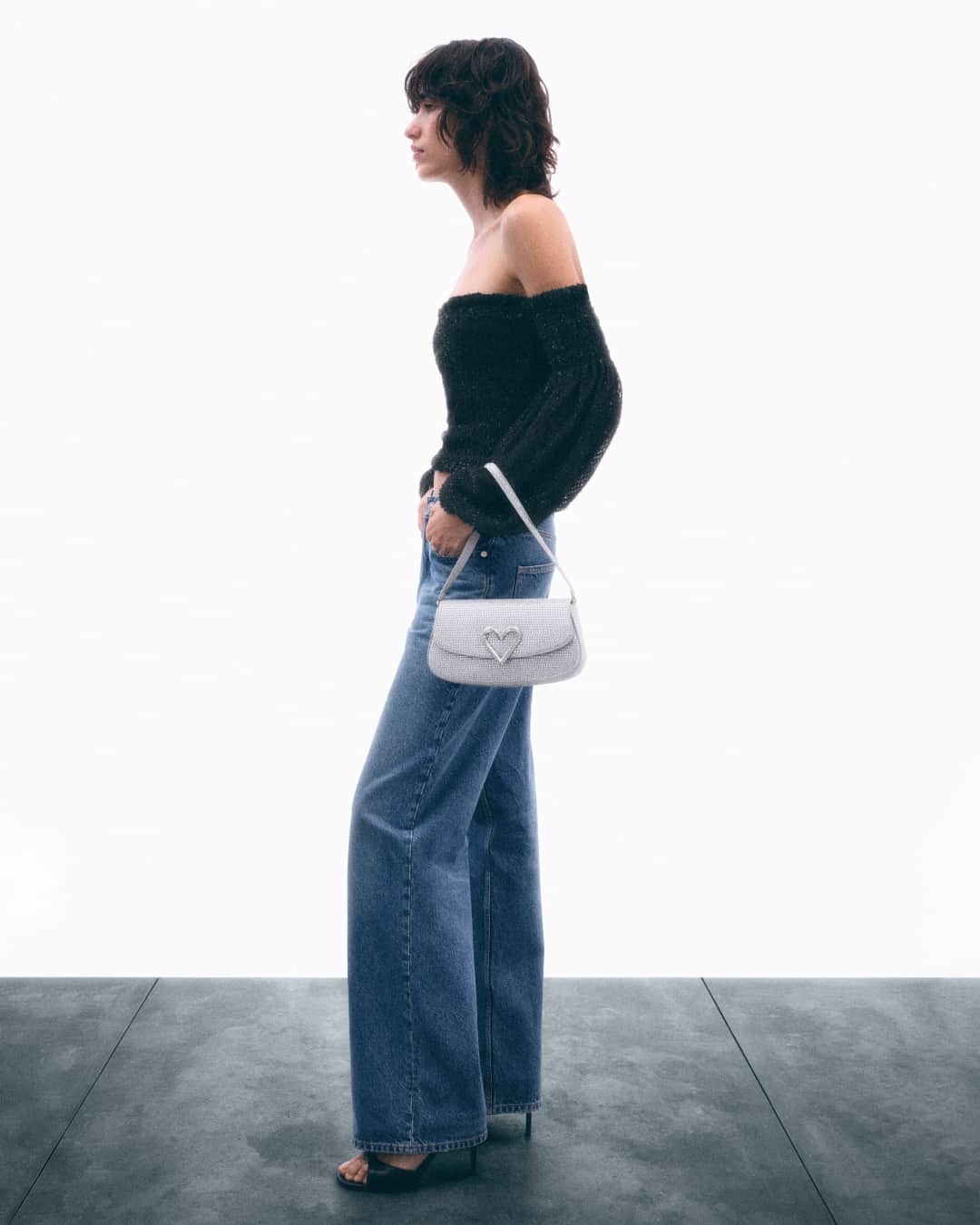 MANGOのインスタグラム：「If you're going out tonight, we have the perfect formula to stand out effortlessly 💥 Explore our partywear selection, at mango.com. ⁣ Blouse: 57059095 ⁣ Jeans: 57035959 Bag: 67020437 ⁣ #MangoWoman」