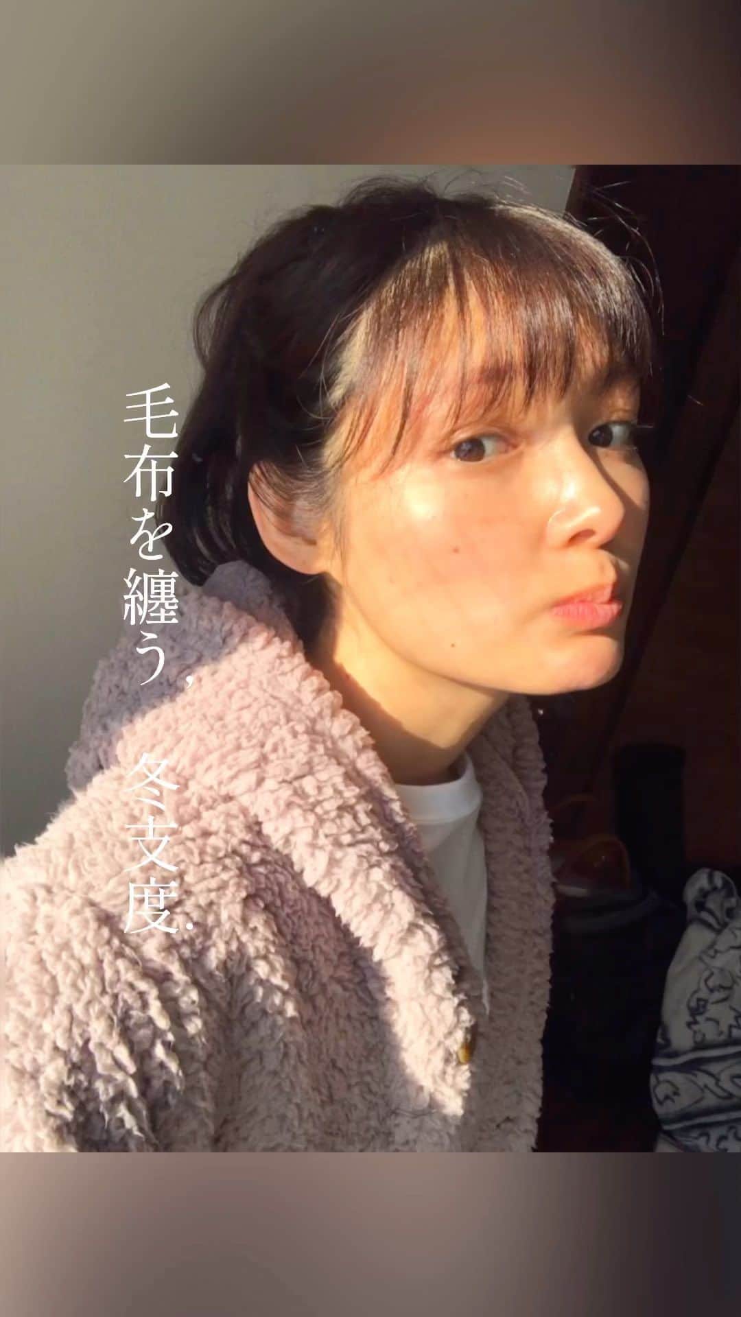 のインスタグラム：「▶お疲れさまです✺ : : 冬をすきになるための冬支度。 もう始めましたか？ : : 今年はモカにした私の  @eroom_routine の着る毛布✺ : : これがないと毎年朝,  布団からでられない... : : 耳まで隠れるもこもこフードに, 膝まで隠れるロング丈... 毛布にくるまってるみたいで手放せないの : 腰で結んでロングスカートにしても ぽかぽか。袖の邪魔になる時は試してみて。 : : 柔らかくてもこもこ着心地がクセになっちゃったわ。 : : #PR #インフルエンサーワークス #ねむりのアトリエ #eroom #着る毛布  #ルームウェア女子」