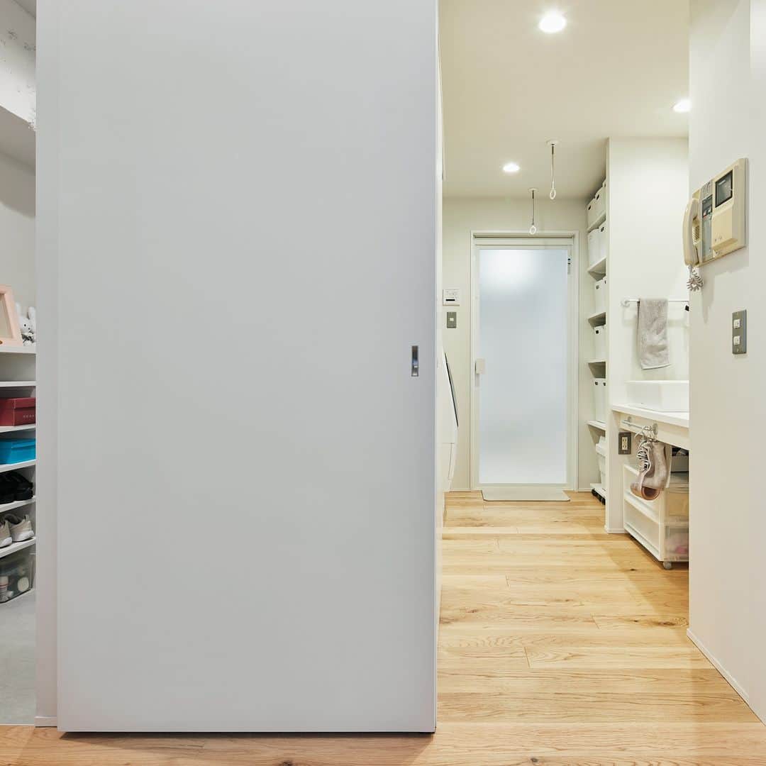 無印良品の家さんのインスタグラム写真 - (無印良品の家Instagram)「【住まいの実例】 東京都豊島区「MUJI INF ILL０」 ・築年数：2000年 ・リノベーション完成年月：2022年１月 ・面積：66.68m² / 4階  それぞれのご親族やお友達からの評判も上々。友人を5人ほど招いた際も、ゆったりしながら楽しいひと時を過ごせたそうです。 お互いの休みが合う日には、一緒に料理をすることも。  「と言っても、妻がレシピや調理の段取りを考えて、僕は野菜を切ったりするだけですよ」  と笑うご主人ですが、シンクやバスルームなど水回りを綺麗に保つなどの家事を率先して行いながら、「スペースの使い方などの細かな部分や、掃除の仕方など」を日々改善しているといいます。奥さまも、観葉植物などを少しずつ増やしながら、より良い住まいにするための工夫に余念がありません。  2023.5.9公開住まいの実例『「これでいい」というコンセプトの住まいだからこそ、心地よく暮らせています』より  詳しくはプロフィールハイライトか、「無印良品の家」HPをご覧ください。  @mujihouse  #無印良品のリノベーション #無印良品 #リノベーション #muji #mujihouse #room #roomtour #リノベ #家づくり #施工事例集 #中古マンションリノベーション #洗面所 #洗面台収納 #ランドリールーム #リビング収納 #ウォークインクローゼット #ワークスペース #書斎 #玄関収納 #グリーンのある生活」10月31日 17時00分 - mujihouse