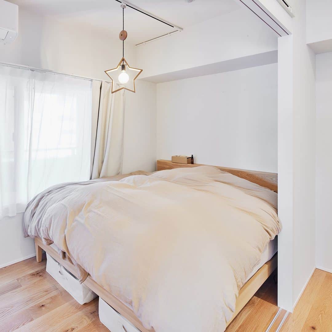 無印良品の家さんのインスタグラム写真 - (無印良品の家Instagram)「【住まいの実例】 東京都豊島区「MUJI INF ILL０」 ・築年数：2000年 ・リノベーション完成年月：2022年１月 ・面積：66.68m² / 4階  それぞれのご親族やお友達からの評判も上々。友人を5人ほど招いた際も、ゆったりしながら楽しいひと時を過ごせたそうです。 お互いの休みが合う日には、一緒に料理をすることも。  「と言っても、妻がレシピや調理の段取りを考えて、僕は野菜を切ったりするだけですよ」  と笑うご主人ですが、シンクやバスルームなど水回りを綺麗に保つなどの家事を率先して行いながら、「スペースの使い方などの細かな部分や、掃除の仕方など」を日々改善しているといいます。奥さまも、観葉植物などを少しずつ増やしながら、より良い住まいにするための工夫に余念がありません。  2023.5.9公開住まいの実例『「これでいい」というコンセプトの住まいだからこそ、心地よく暮らせています』より  詳しくはプロフィールハイライトか、「無印良品の家」HPをご覧ください。  @mujihouse  #無印良品のリノベーション #無印良品 #リノベーション #muji #mujihouse #room #roomtour #リノベ #家づくり #施工事例集 #中古マンションリノベーション #洗面所 #洗面台収納 #ランドリールーム #リビング収納 #ウォークインクローゼット #ワークスペース #書斎 #玄関収納 #グリーンのある生活」10月31日 17時00分 - mujihouse