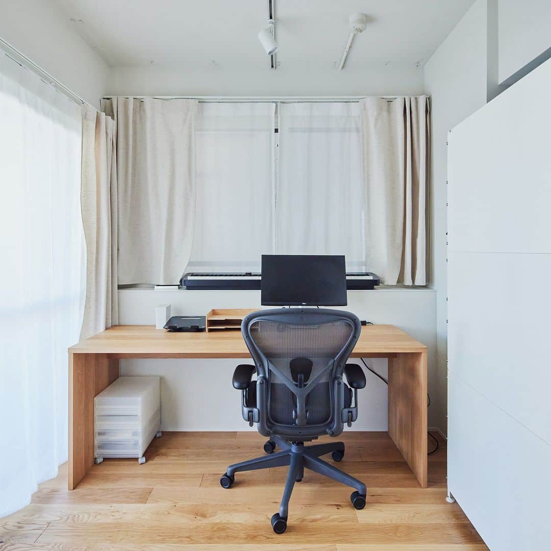 無印良品の家さんのインスタグラム写真 - (無印良品の家Instagram)「【住まいの実例】 東京都豊島区「MUJI INF ILL０」 ・築年数：2000年 ・リノベーション完成年月：2022年１月 ・面積：66.68m² / 4階  それぞれのご親族やお友達からの評判も上々。友人を5人ほど招いた際も、ゆったりしながら楽しいひと時を過ごせたそうです。 お互いの休みが合う日には、一緒に料理をすることも。  「と言っても、妻がレシピや調理の段取りを考えて、僕は野菜を切ったりするだけですよ」  と笑うご主人ですが、シンクやバスルームなど水回りを綺麗に保つなどの家事を率先して行いながら、「スペースの使い方などの細かな部分や、掃除の仕方など」を日々改善しているといいます。奥さまも、観葉植物などを少しずつ増やしながら、より良い住まいにするための工夫に余念がありません。  2023.5.9公開住まいの実例『「これでいい」というコンセプトの住まいだからこそ、心地よく暮らせています』より  詳しくはプロフィールハイライトか、「無印良品の家」HPをご覧ください。  @mujihouse  #無印良品のリノベーション #無印良品 #リノベーション #muji #mujihouse #room #roomtour #リノベ #家づくり #施工事例集 #中古マンションリノベーション #洗面所 #洗面台収納 #ランドリールーム #リビング収納 #ウォークインクローゼット #ワークスペース #書斎 #玄関収納 #グリーンのある生活」10月31日 17時00分 - mujihouse